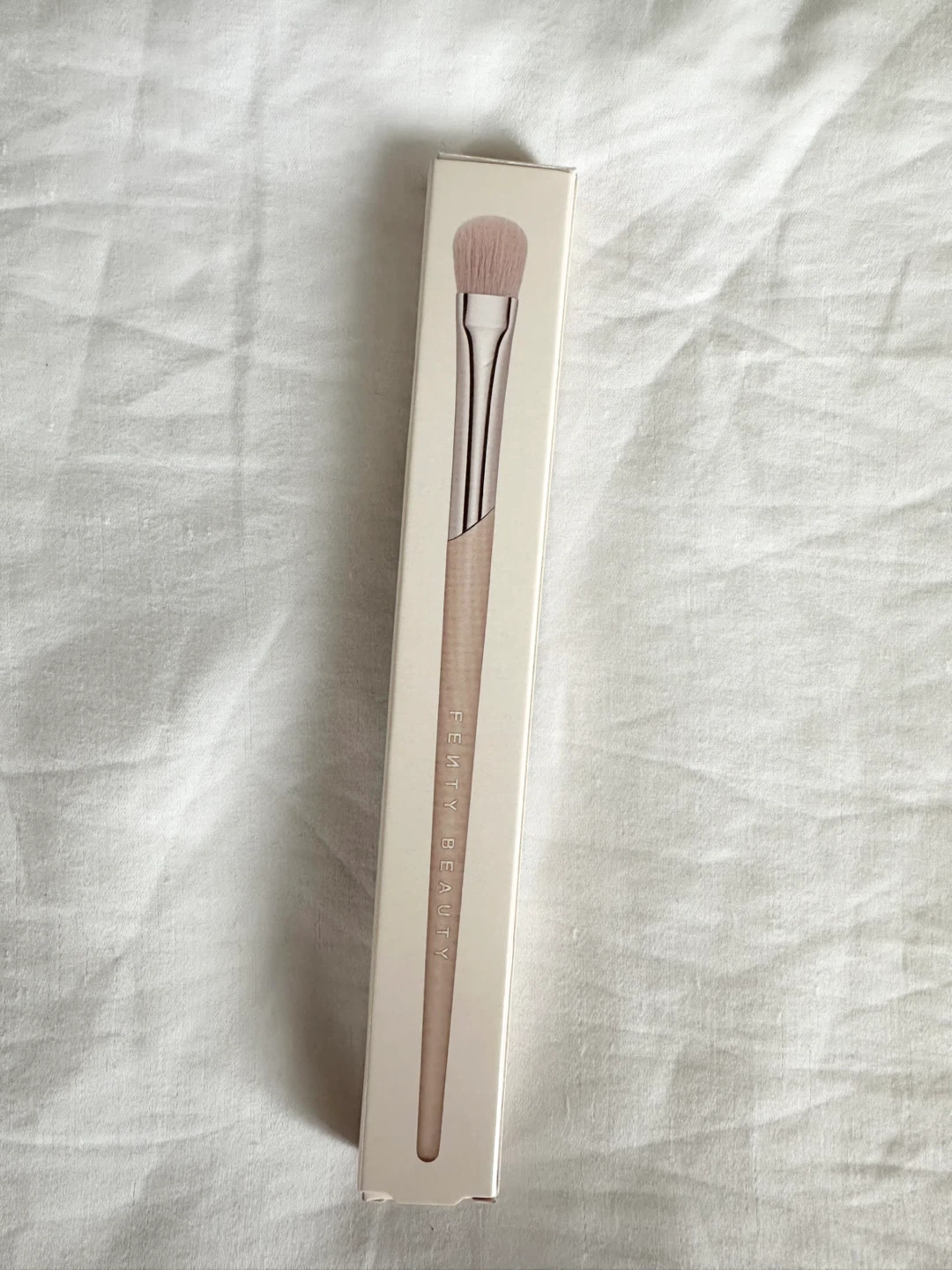 🆕 Fenty Beauty Plush Eyeshadow Brush 240