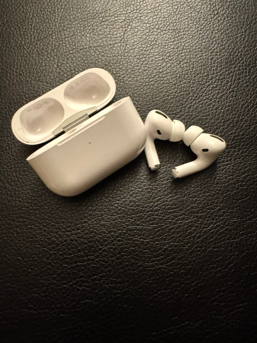 Apple AirPods Pro with Wireless Charging Case - photo 5