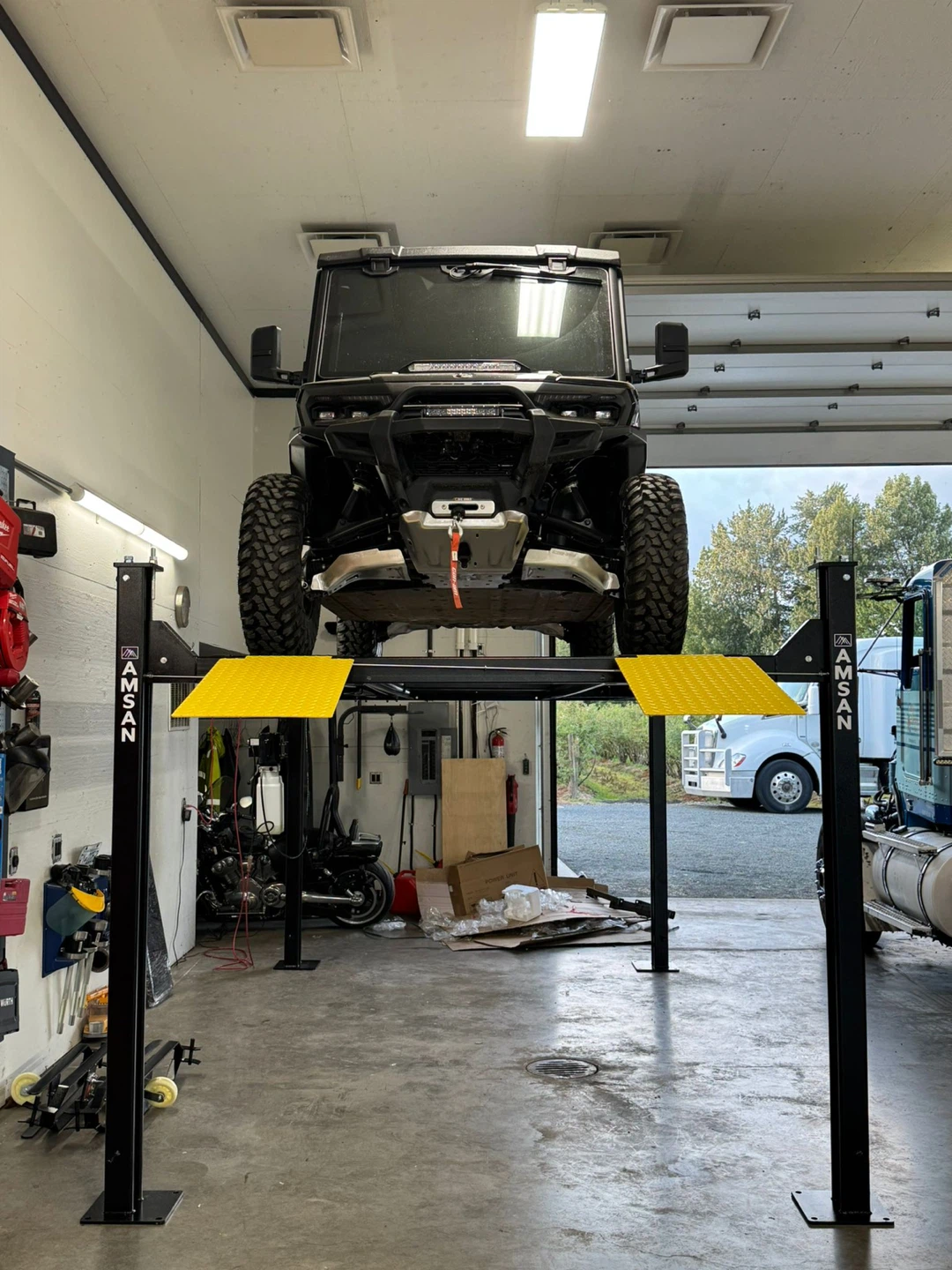 Brand new 4 post car lift certified