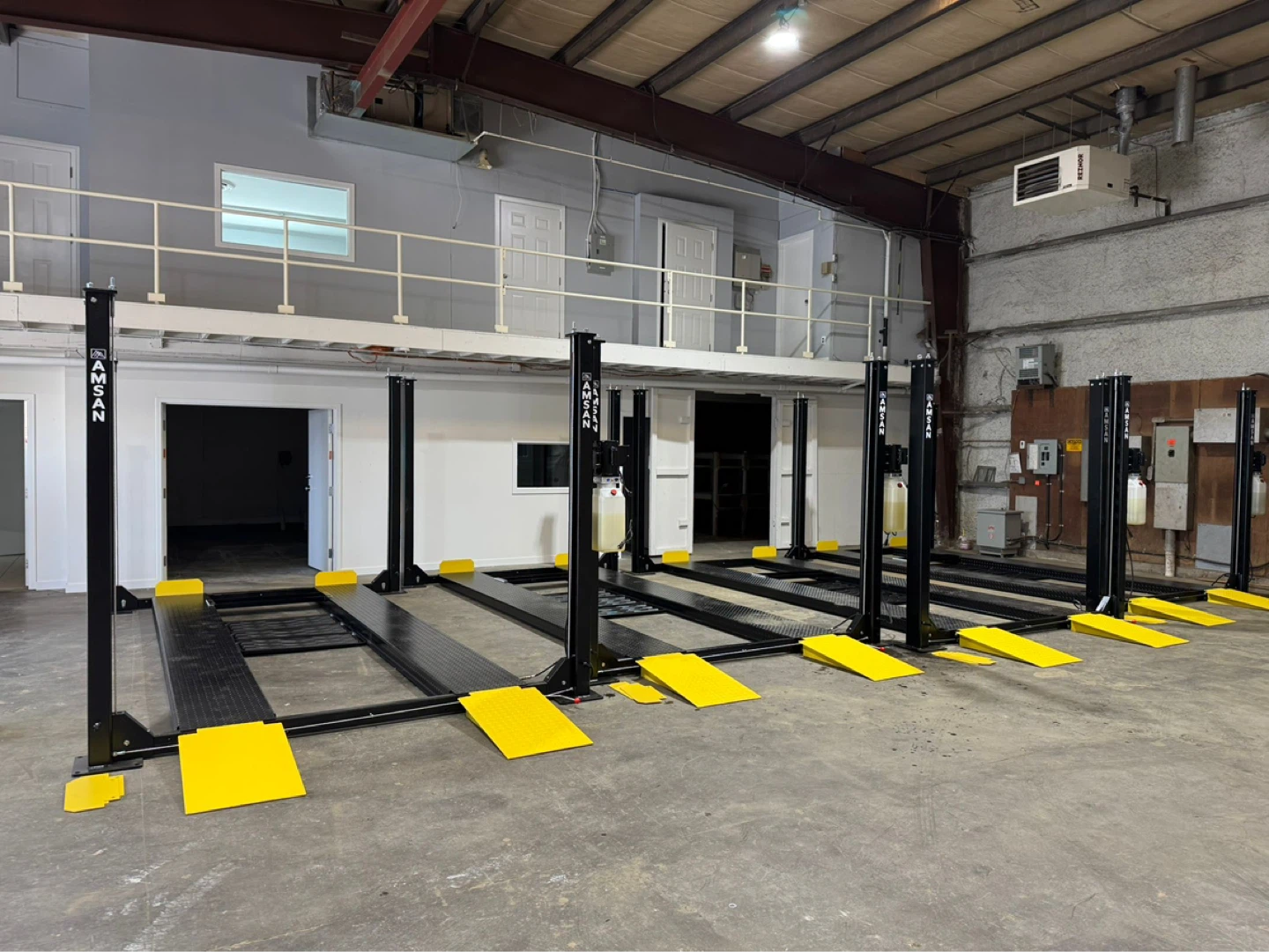 Brand new 4 post car lift certified - photo 2