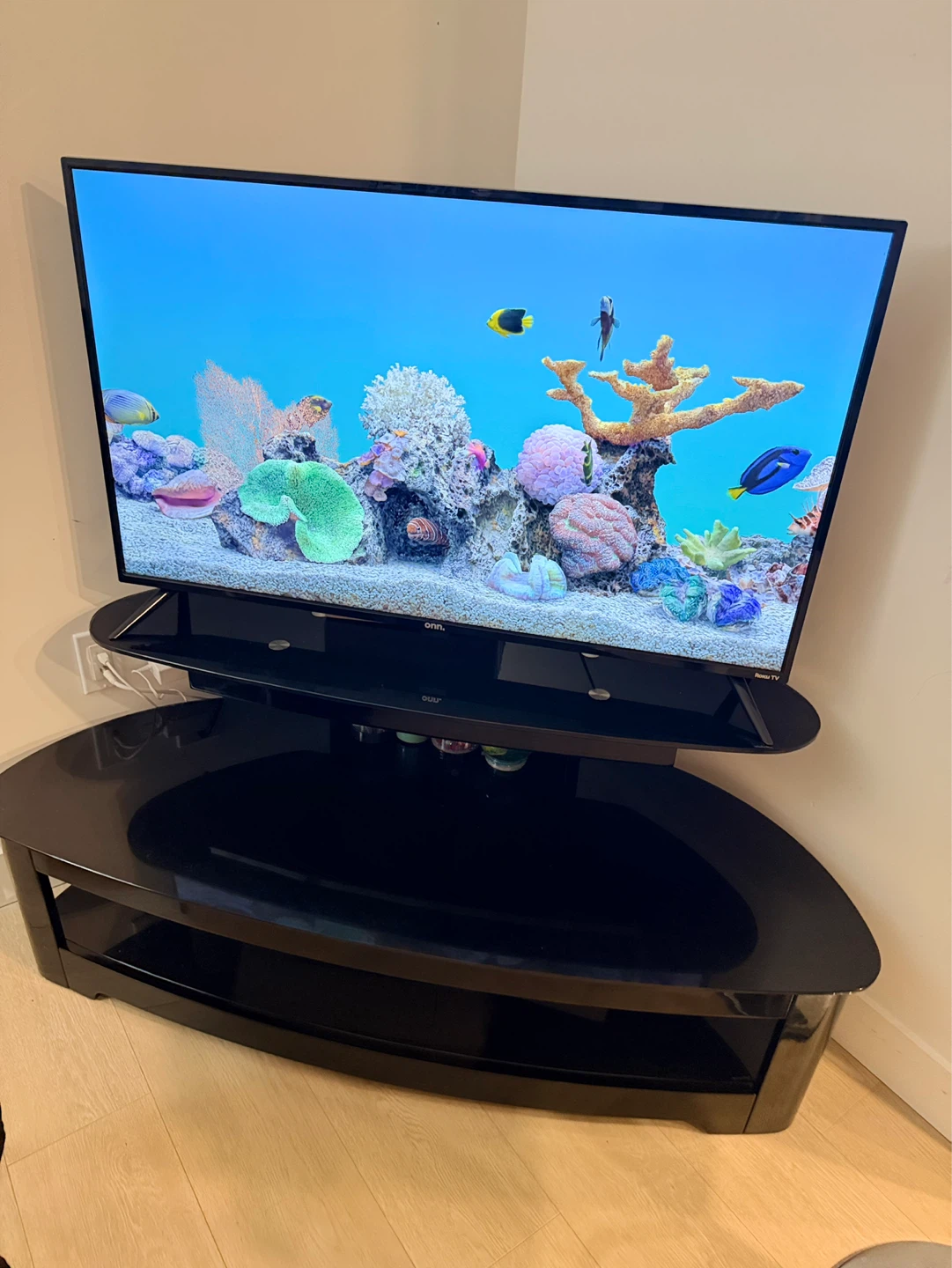 Selling my onn. Roku Smart TV (Model M22001-MT)43inch