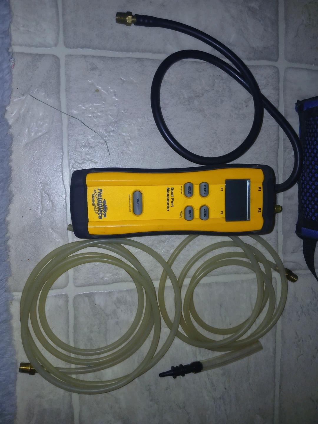 Fieldpiece Dual Port Manometer with Case and Hoses - photo 4