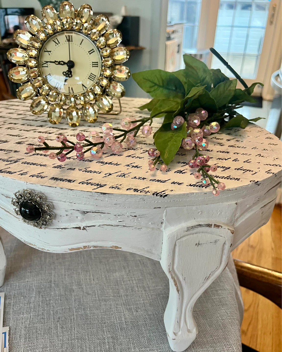ADORABLE SMALL CLOCK