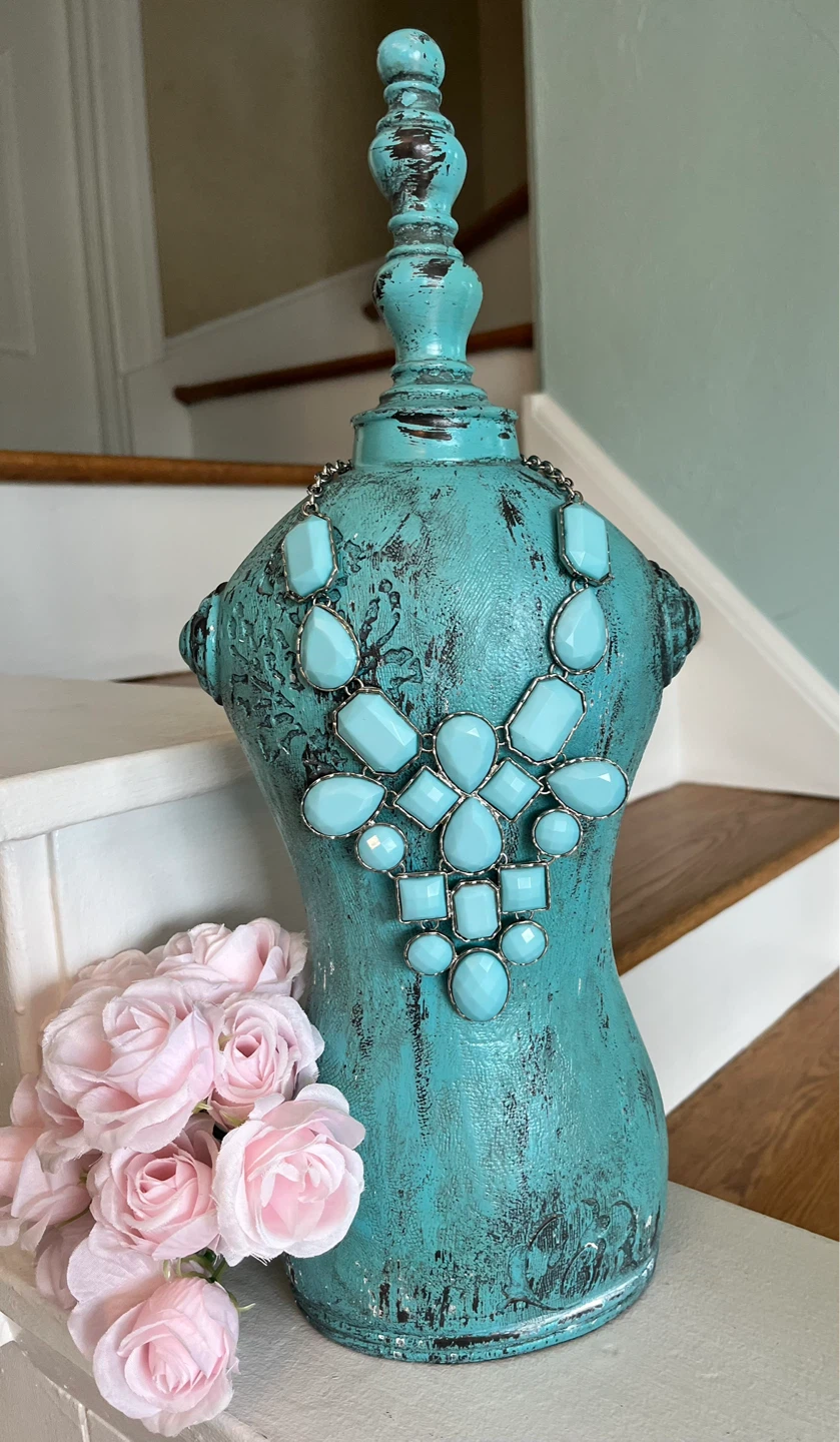 DECORATIVE BLUE MANNEQUIN