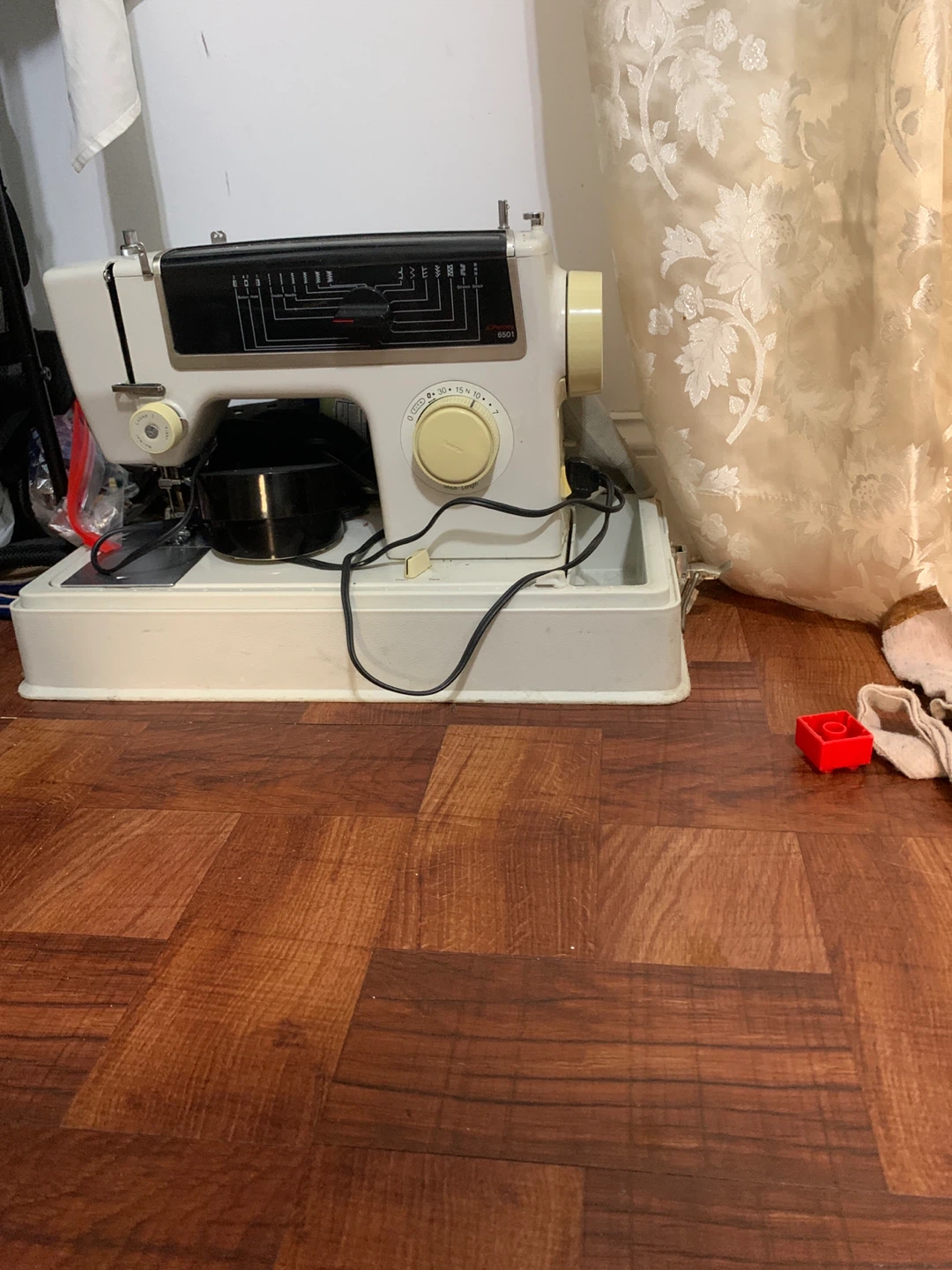 White Sewing Machine - photo 2