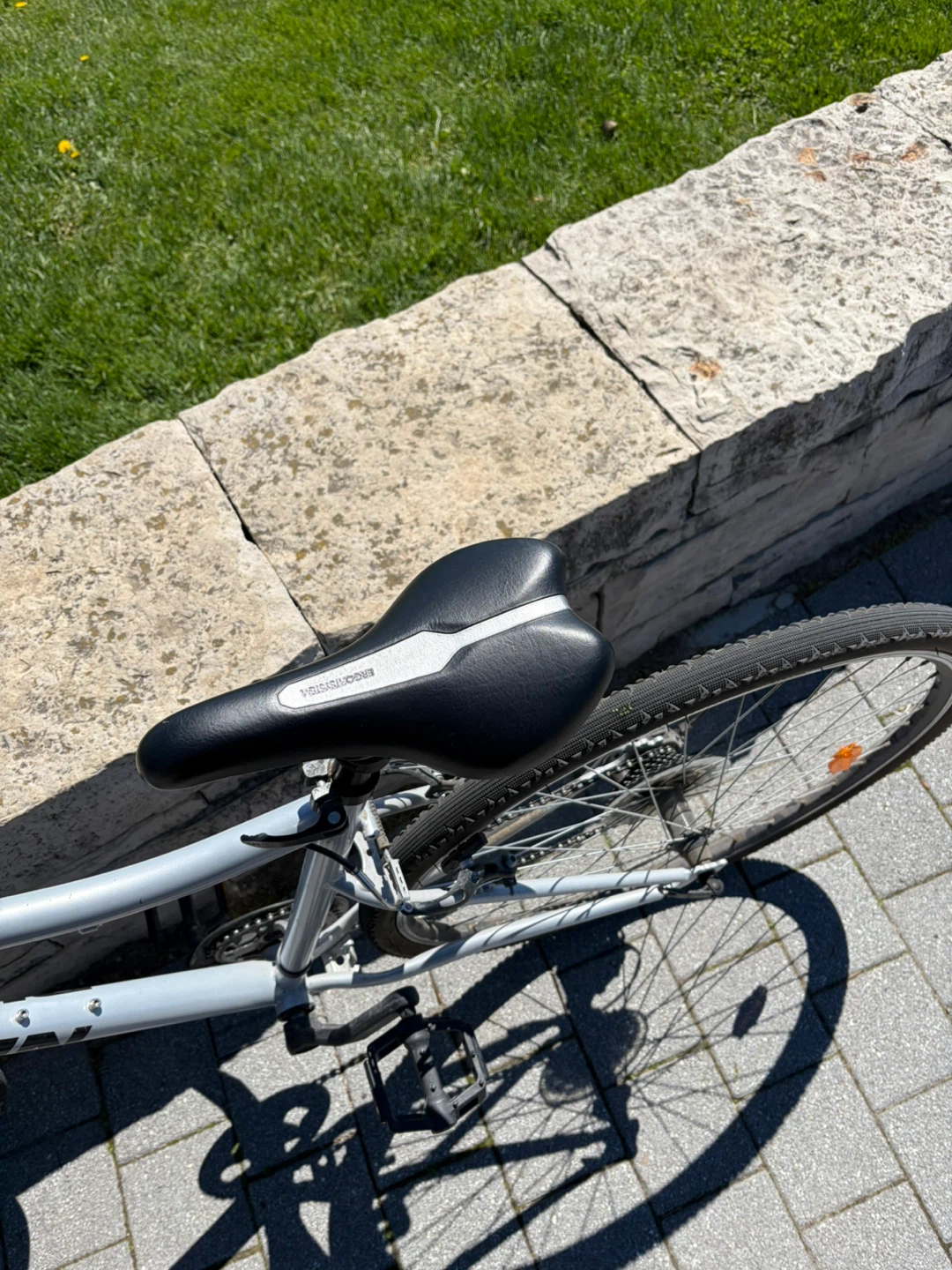 Hybrid bike with basket, helmet and lock - photo 5