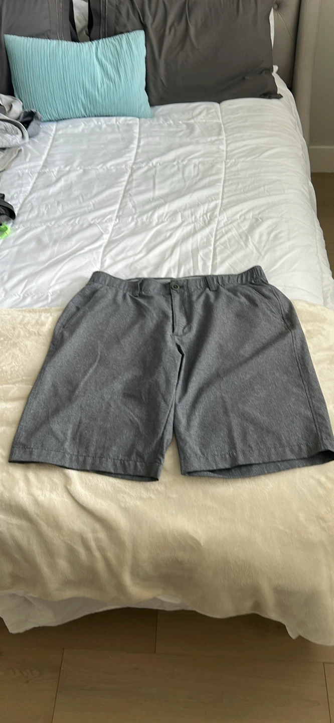 Men’s Under Armour grey golf shorts size 34
