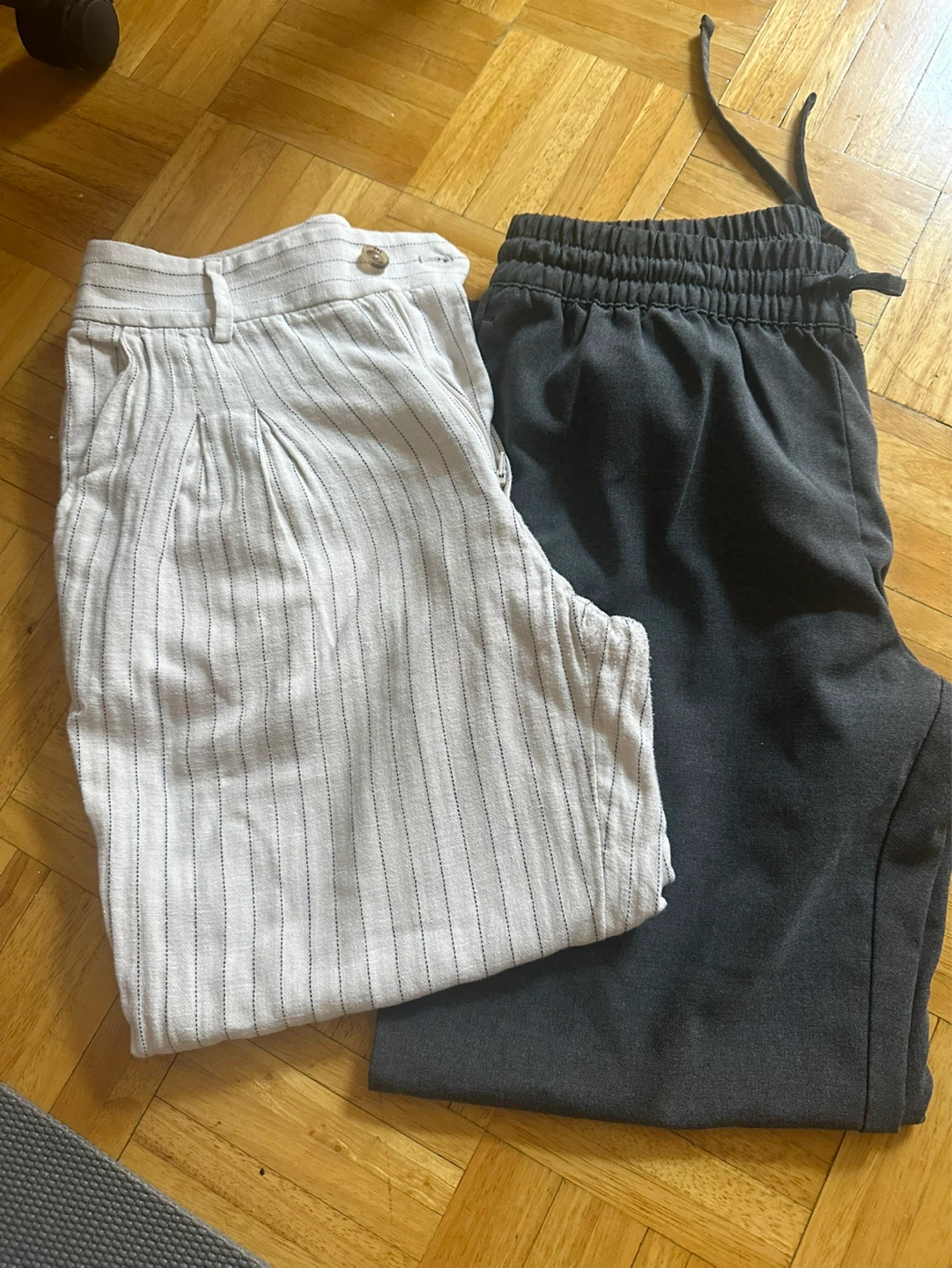 Banana Republic Tapered Fit Pants - Size 4