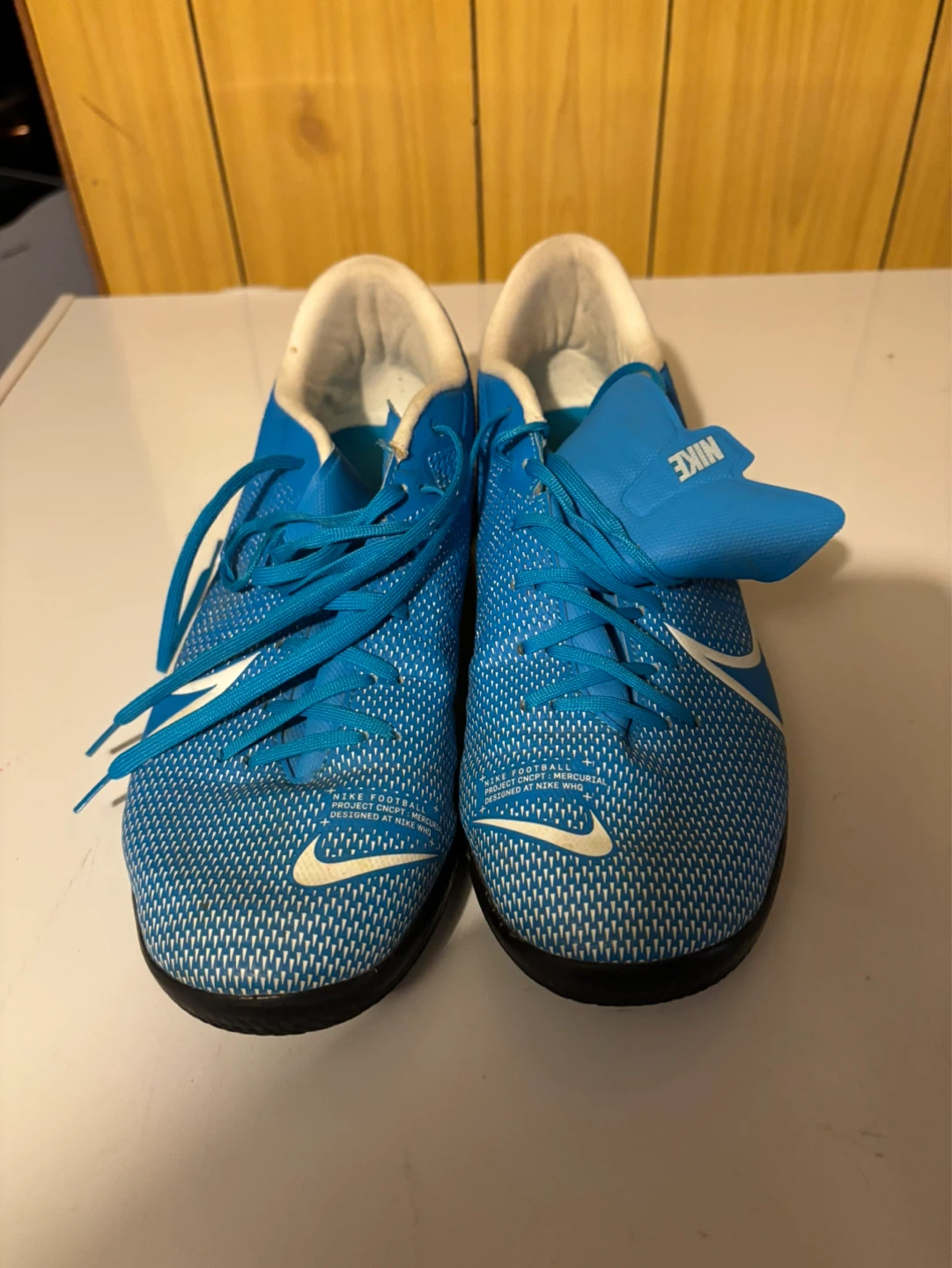 Court shoes