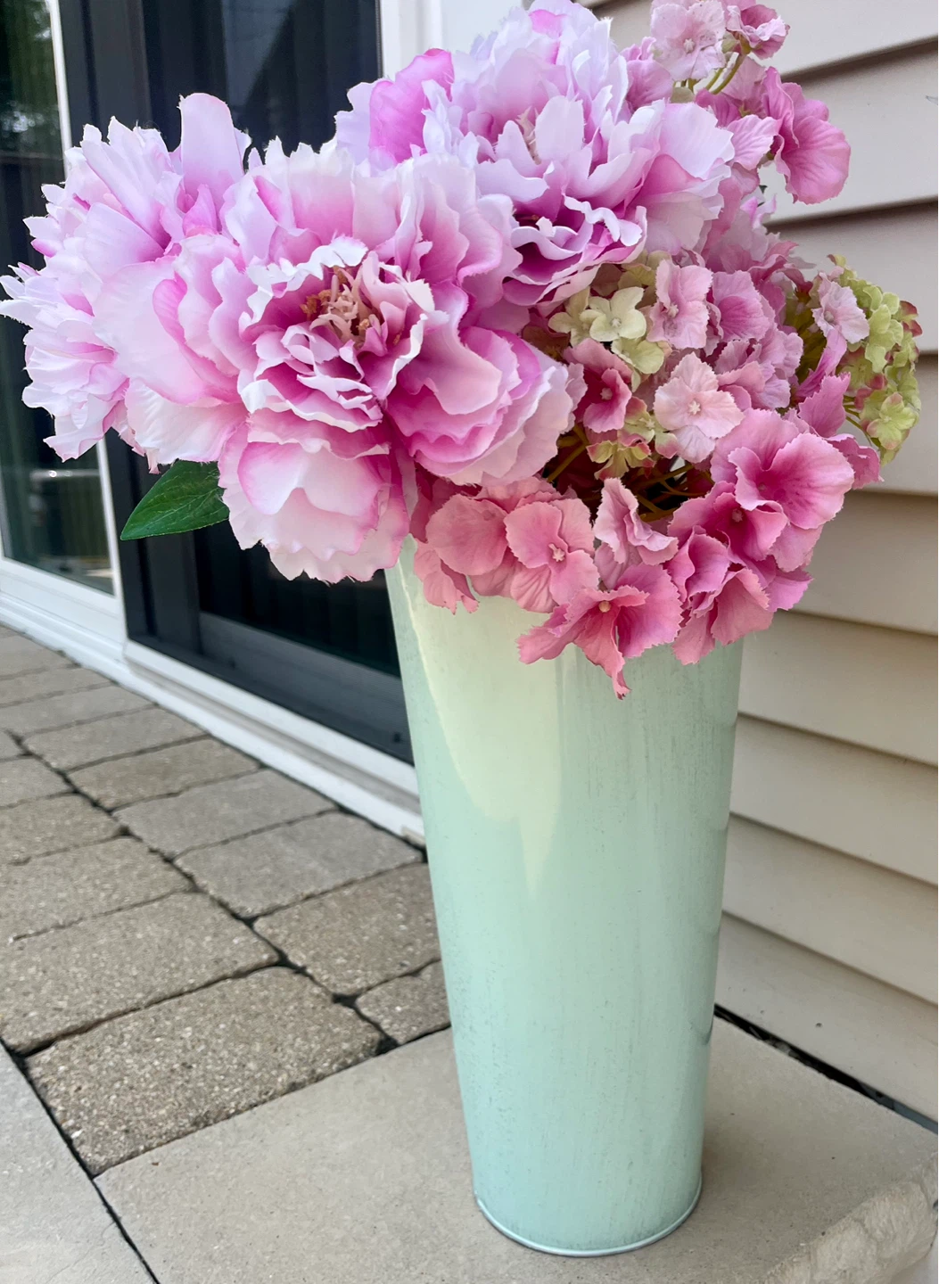 PRETTY ARTIFICIAL FLOWERS & VASE