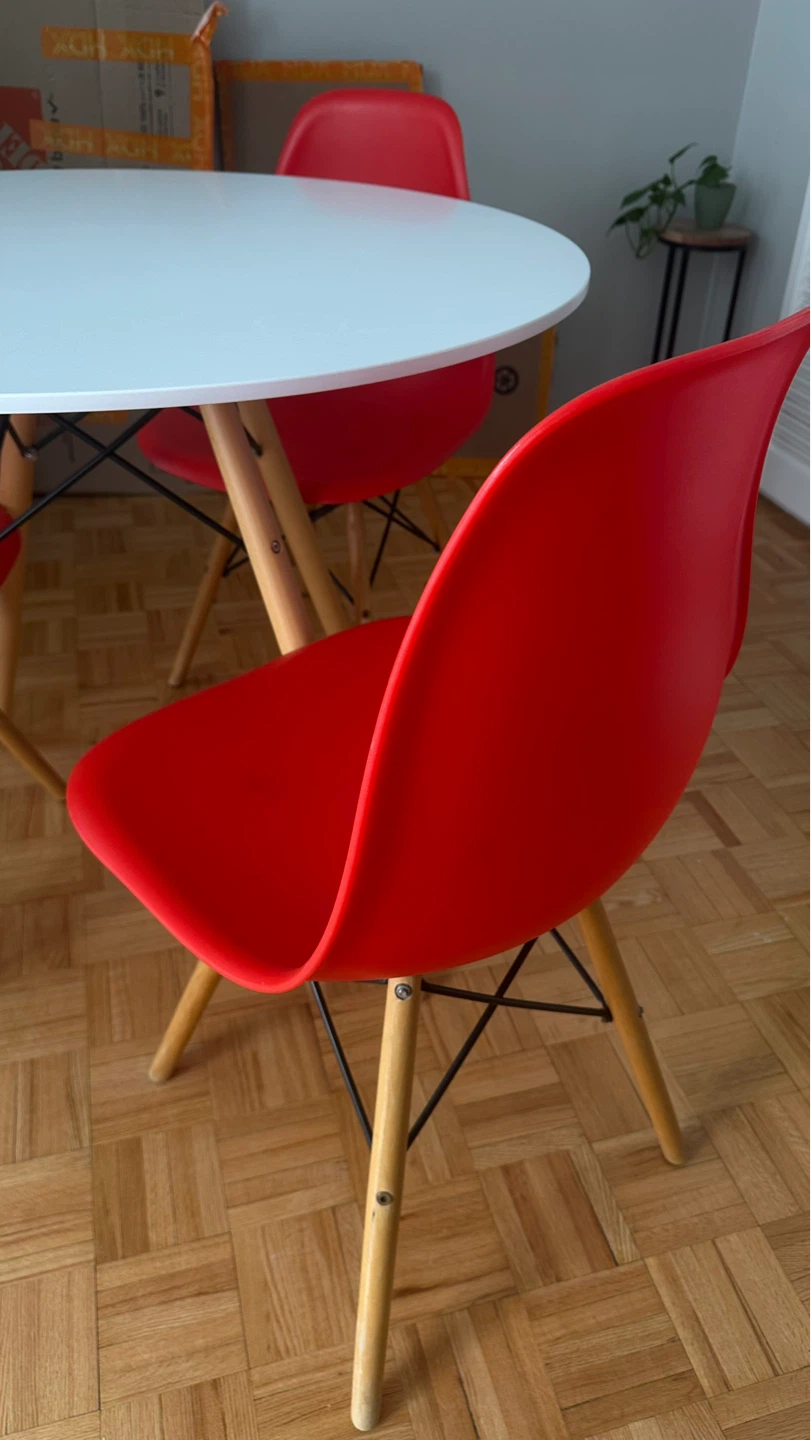 Structube Eiffel White Round Dining Table with 3 Red Chairs - photo 3