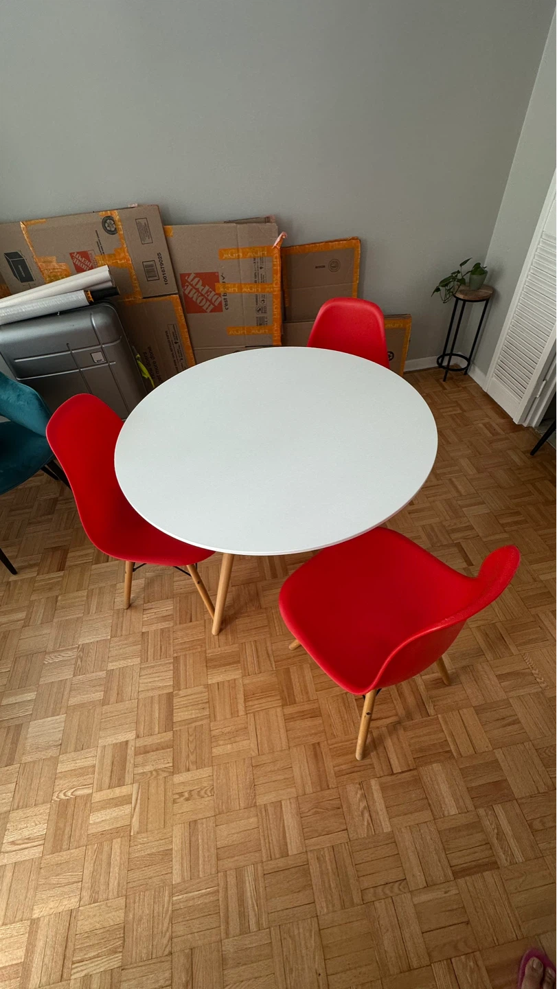Structube Eiffel White Round Dining Table with 3 Red Chairs - photo 4