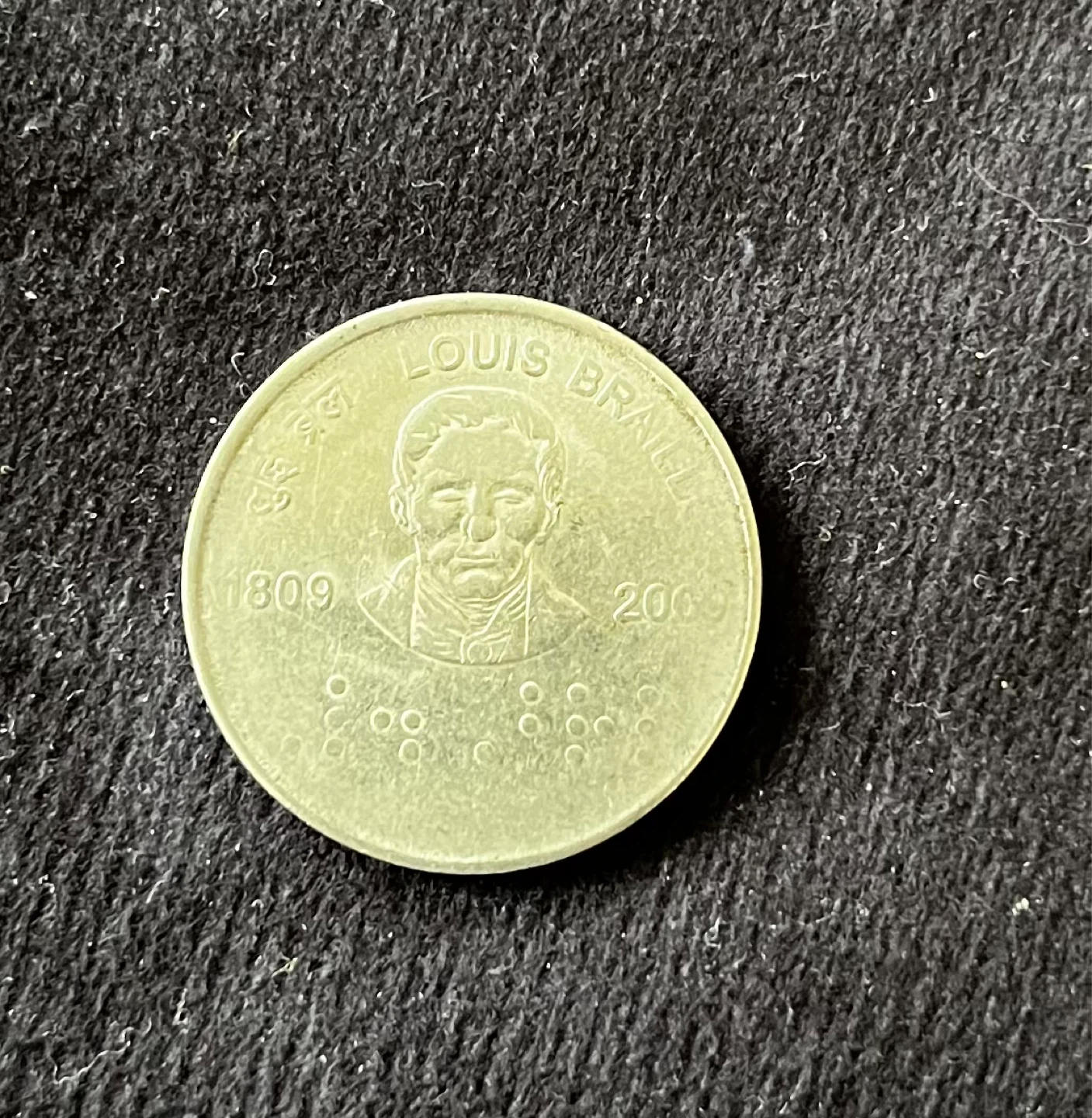 Rare find India 🇮🇳 2 Rupee Coin Commemorating Louis Braille - photo 3