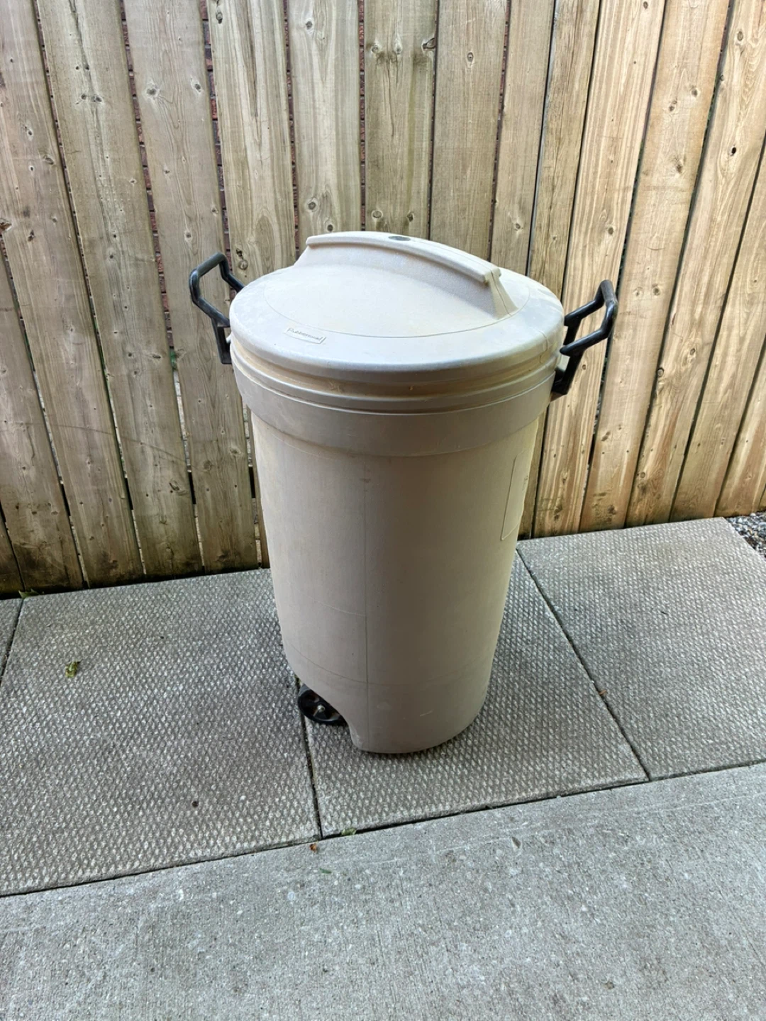 Rubbermaid Rolling Trash Can