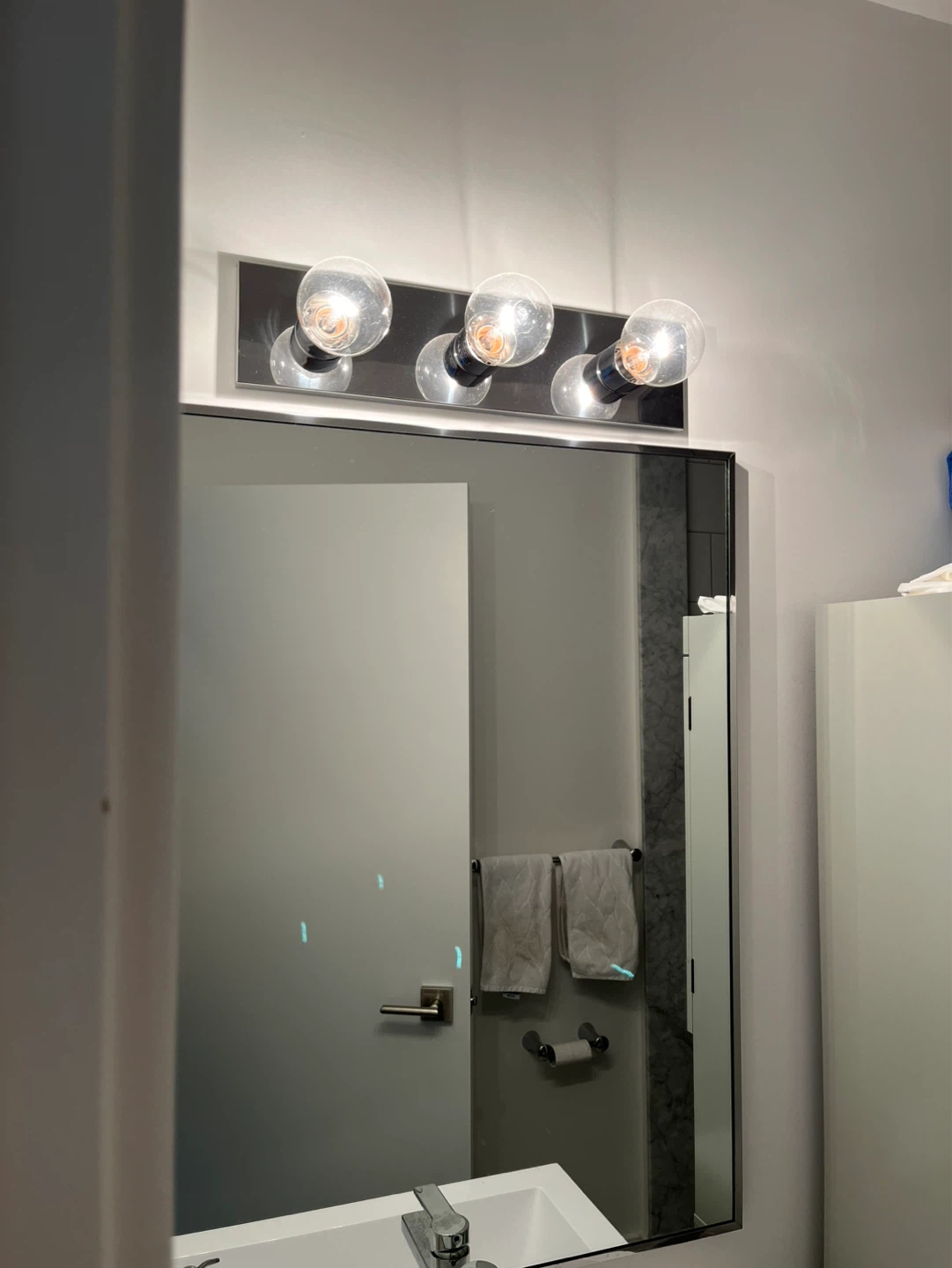 Bathroom vanity light & mirror - photo 2