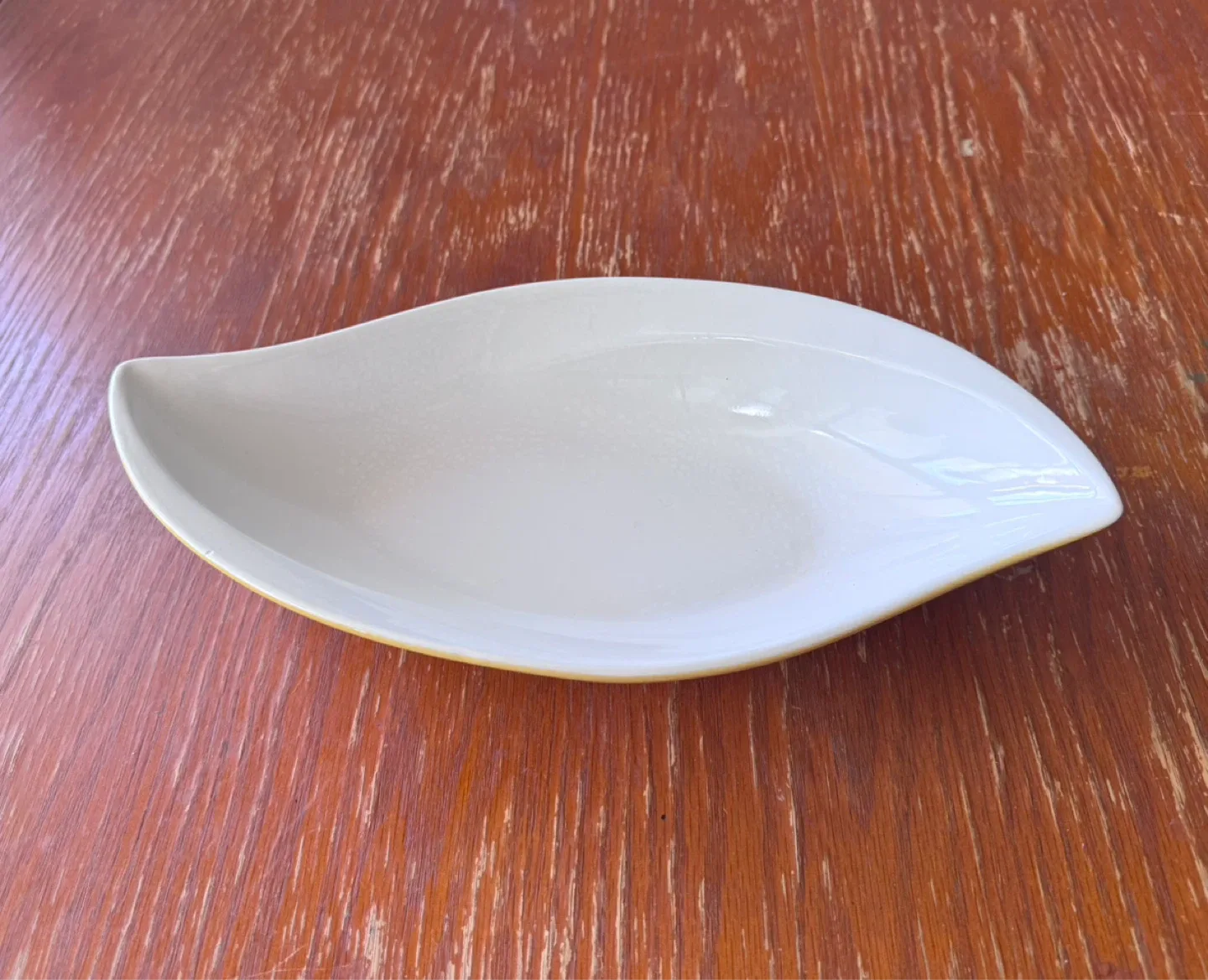 Yellow leaf-shaped serving dish - photo 2