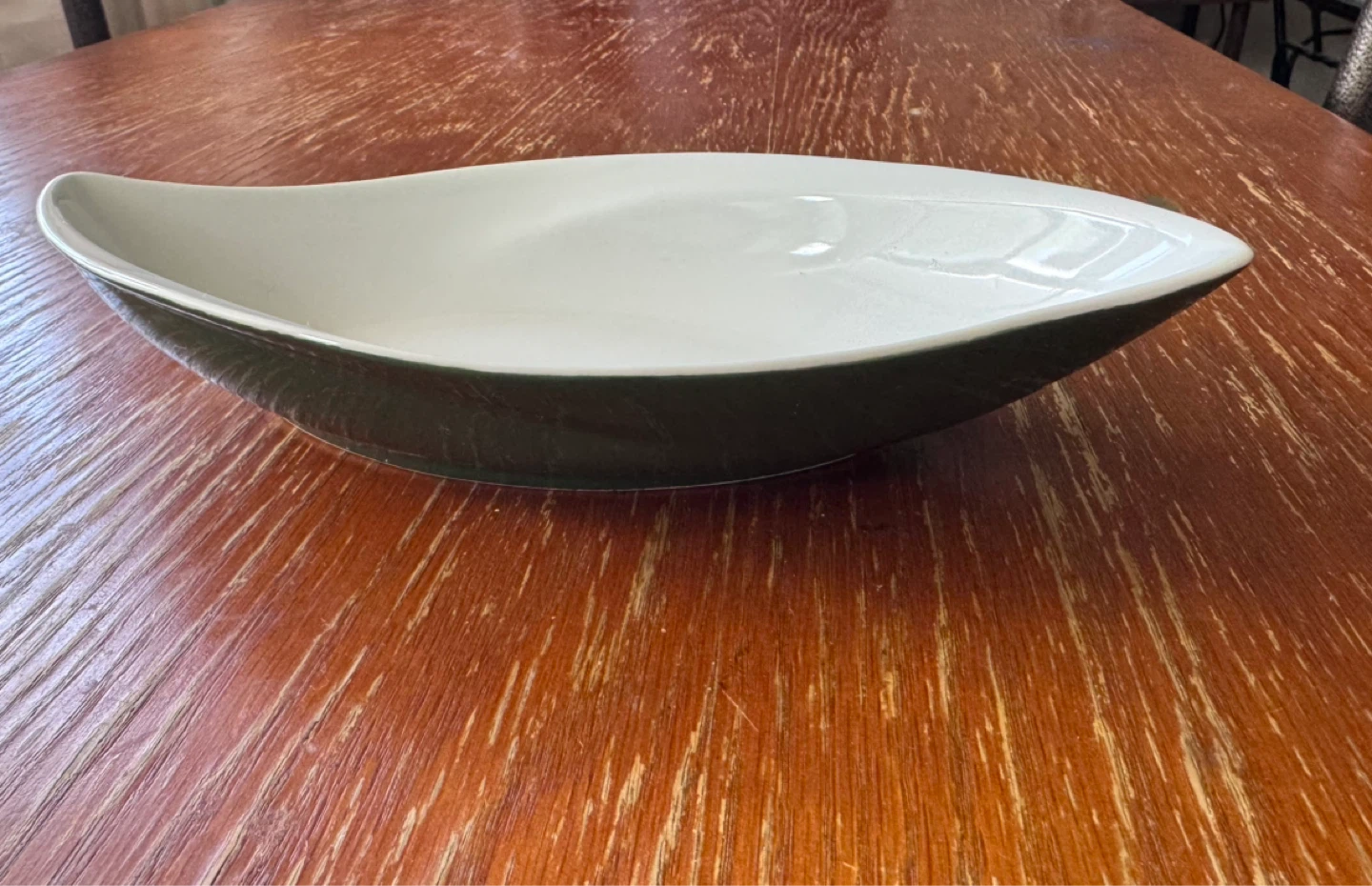 Leaf-shaped serving dish