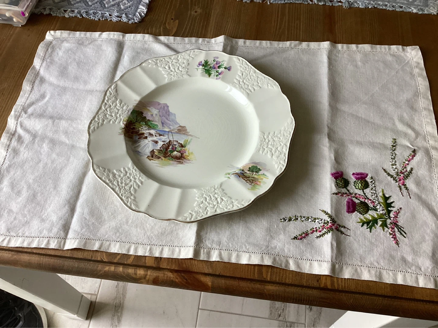 Embroidered placemat & decorative plate - photo 3