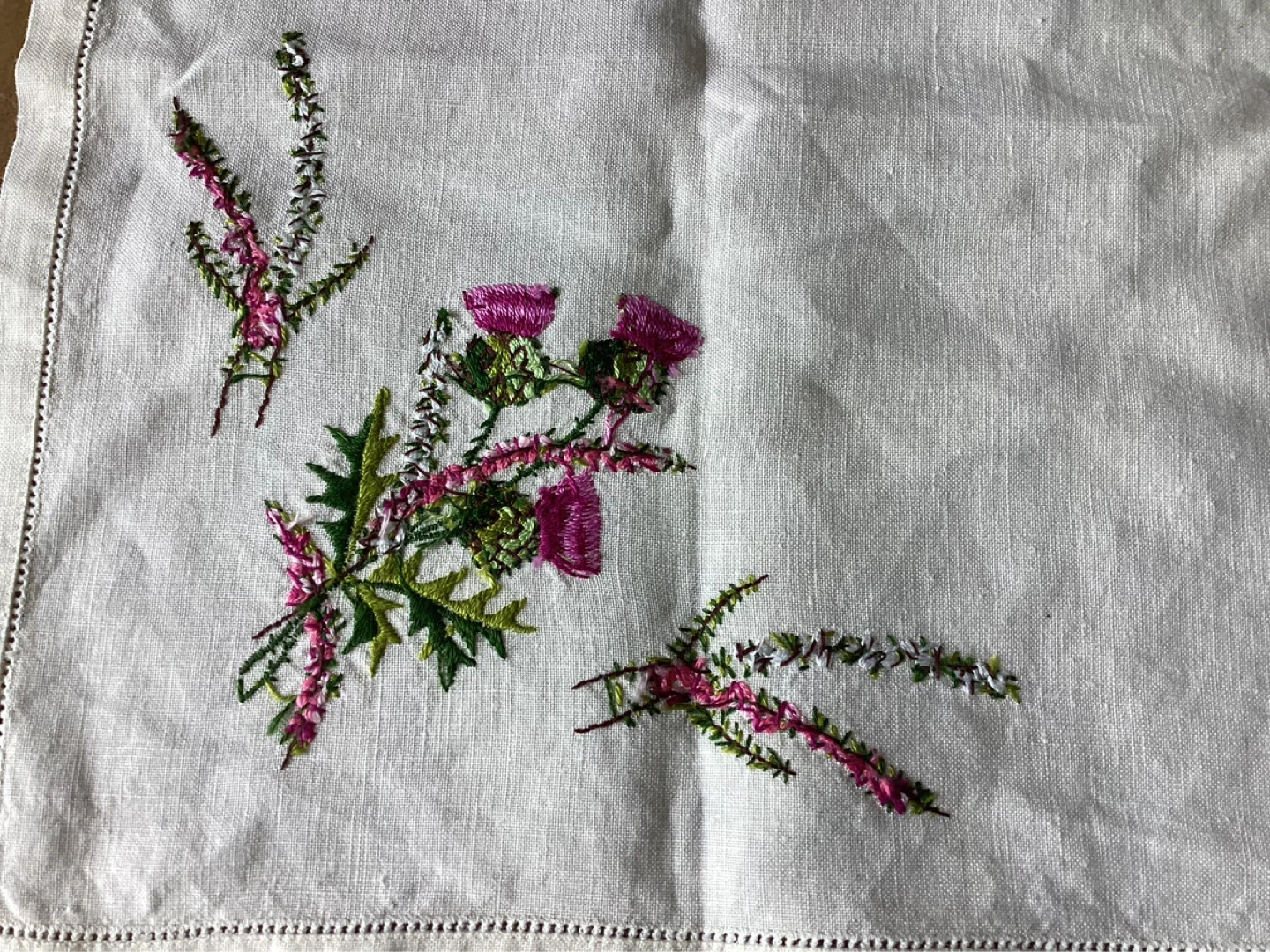 Embroidered placemat & decorative plate