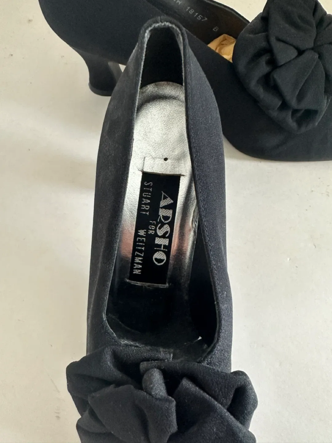 Stuart Weitzman black Silk pumps with bow accent - photo 3
