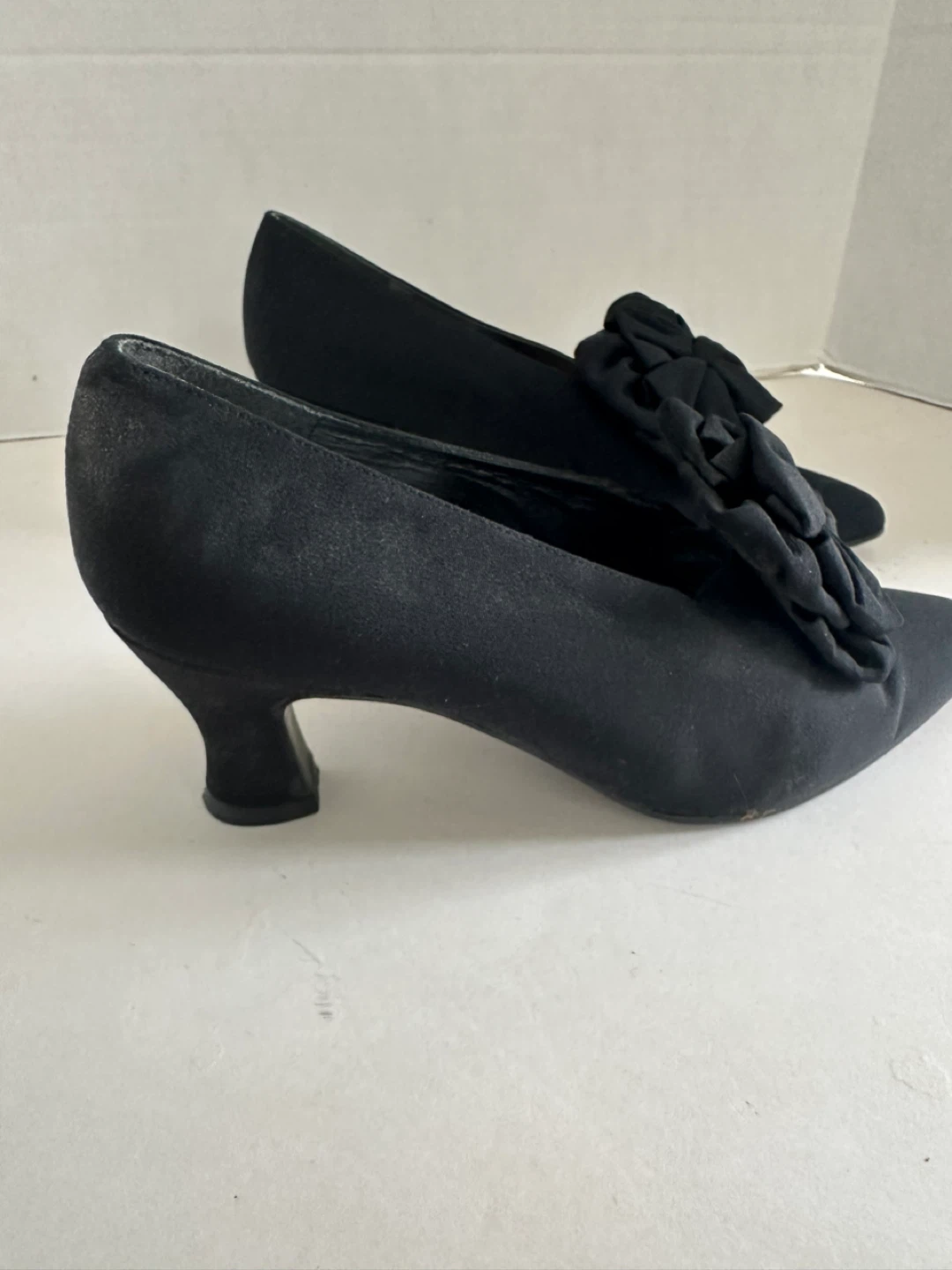 Stuart Weitzman black Silk pumps with bow accent - photo 4