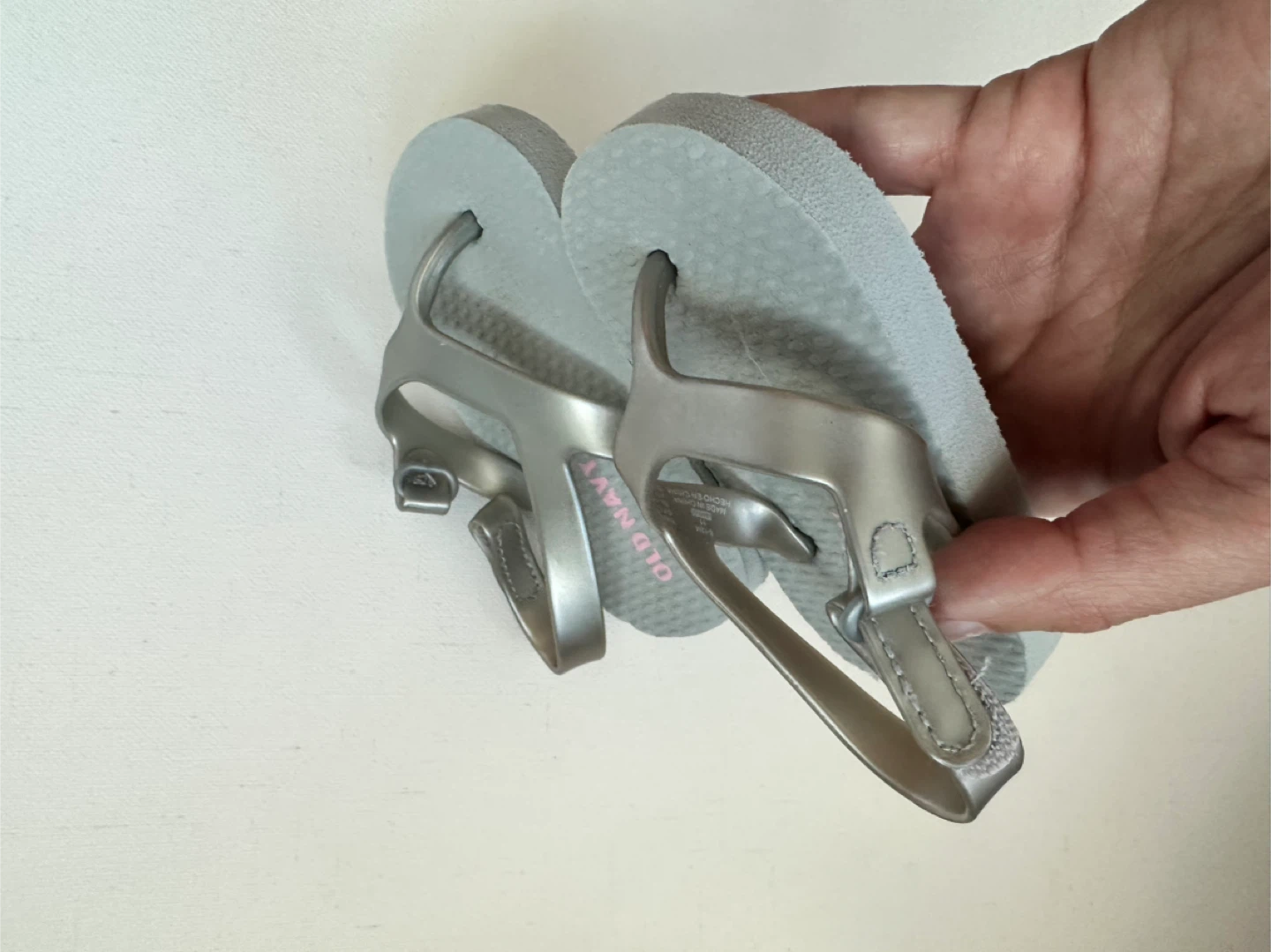 Old Navy Baby Silver Flip Flops 6-12m - photo 2