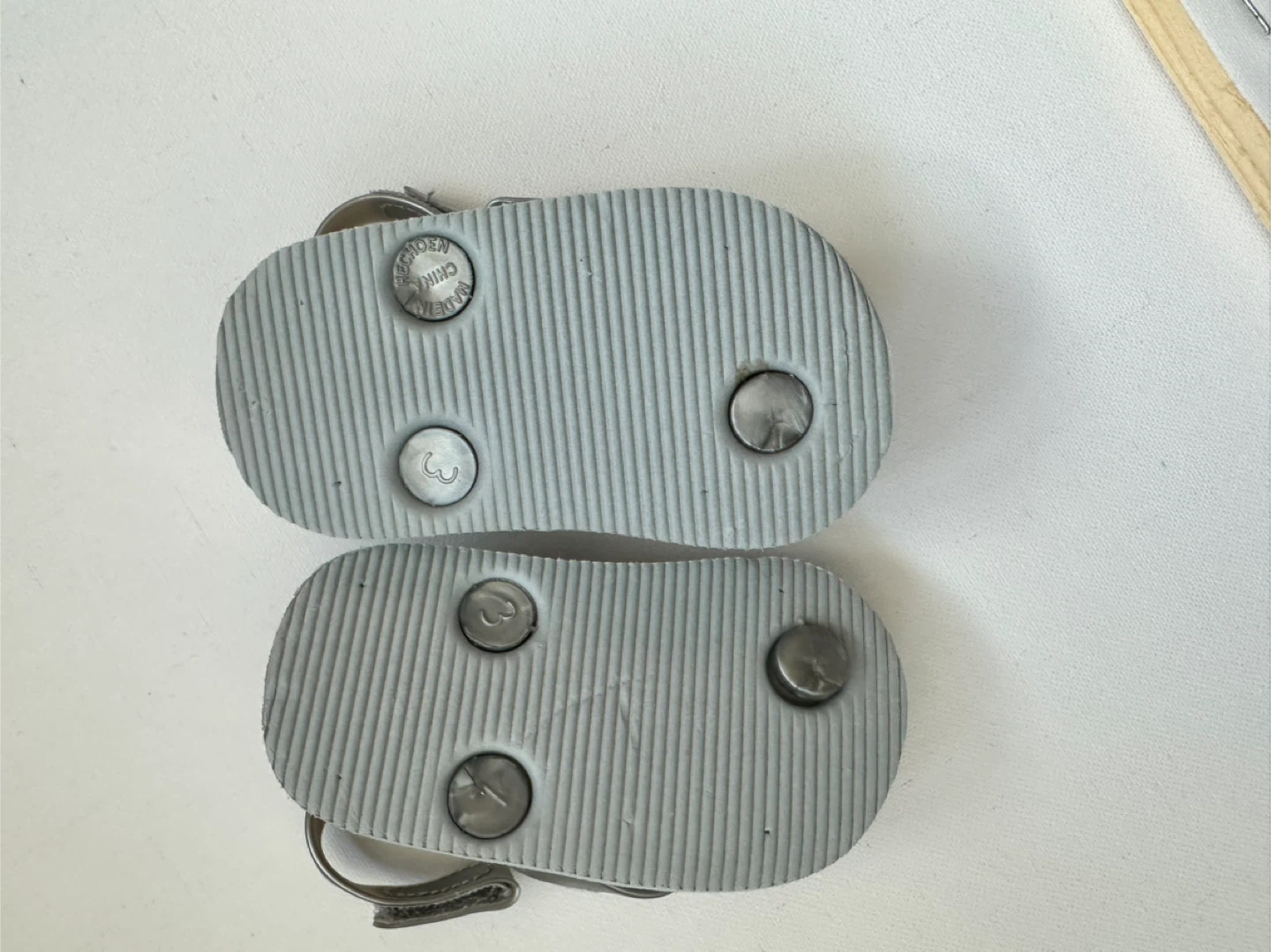 Old Navy Baby Silver Flip Flops 6-12m - photo 3