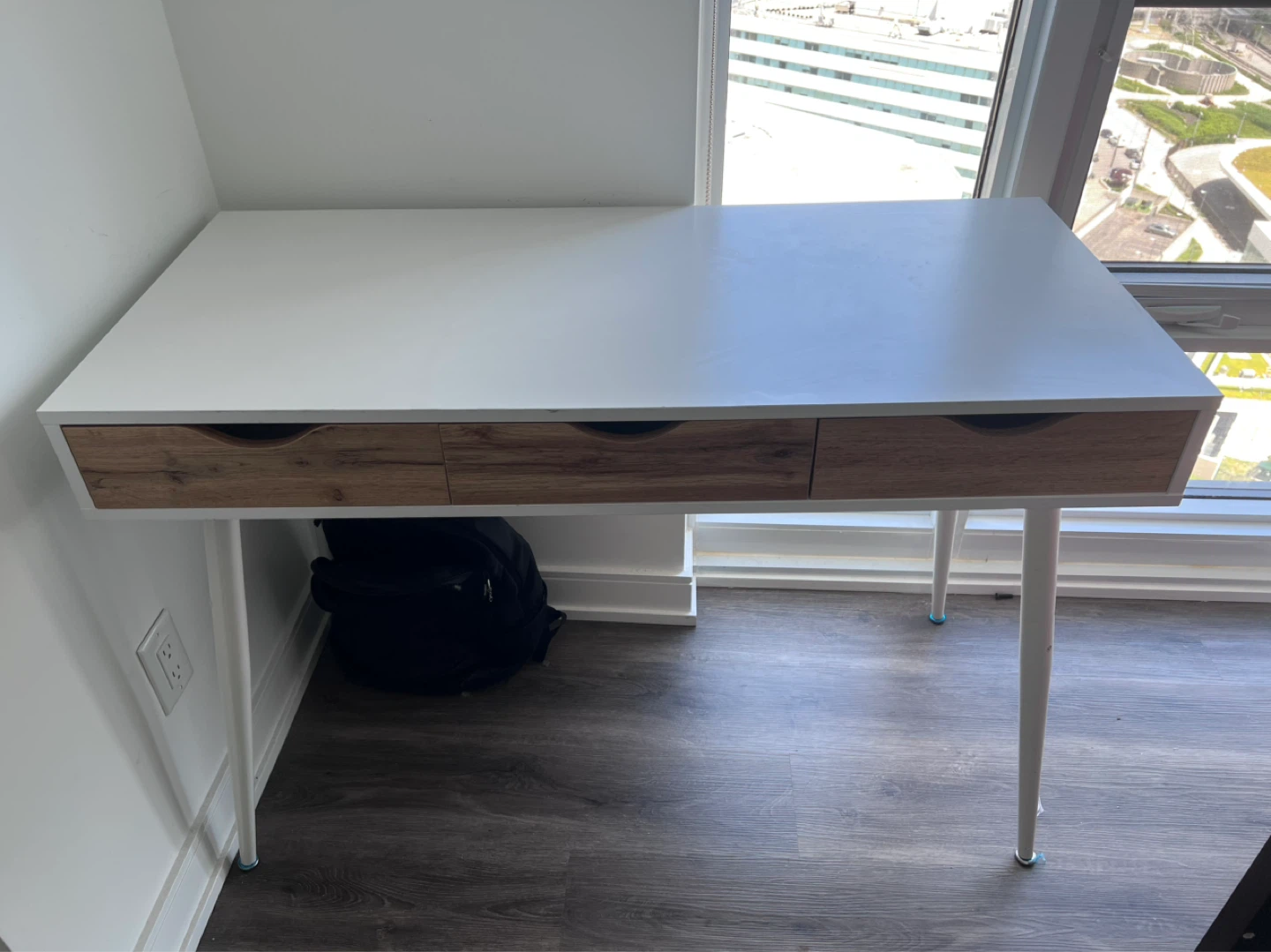 White desk with 3 drawers