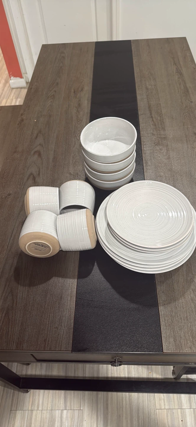 16 piece White Ceramic Bowls/plates/mugs - photo 2