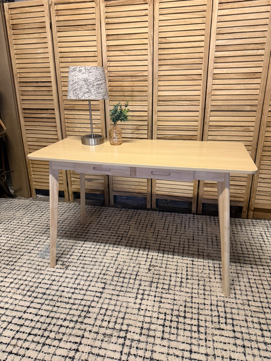 Desk - photo 3