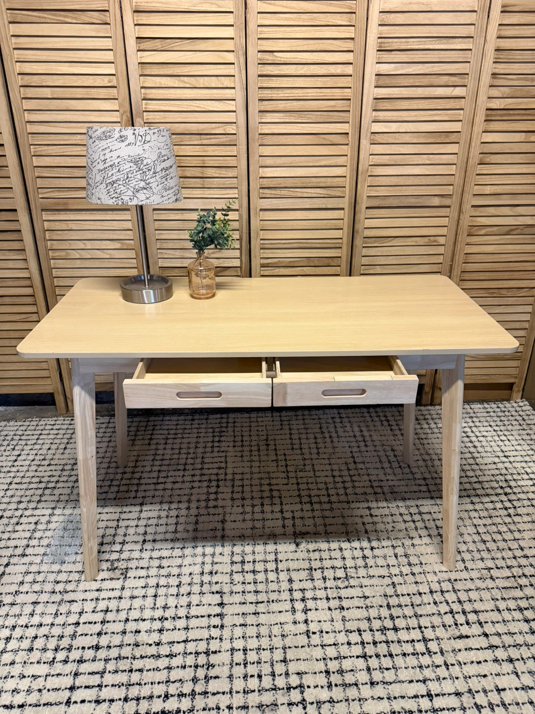 Desk - photo 4