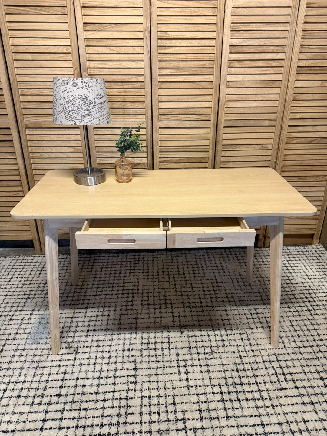 Desk - photo 4