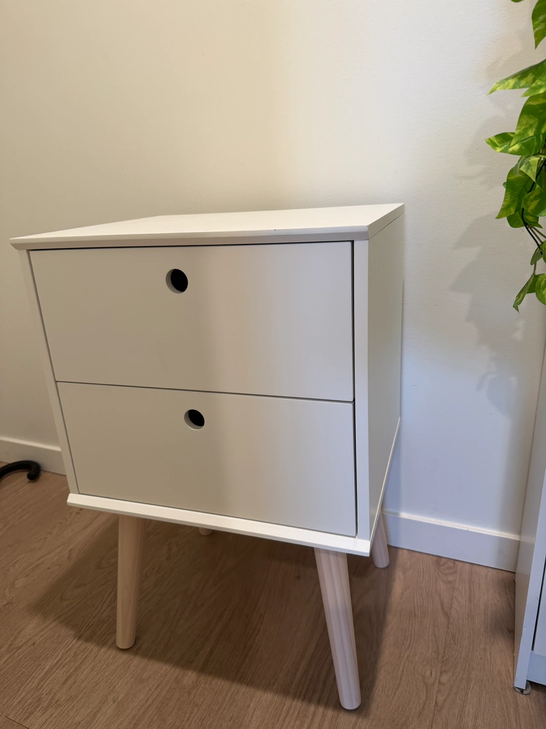 2x white nightstand with two drawers