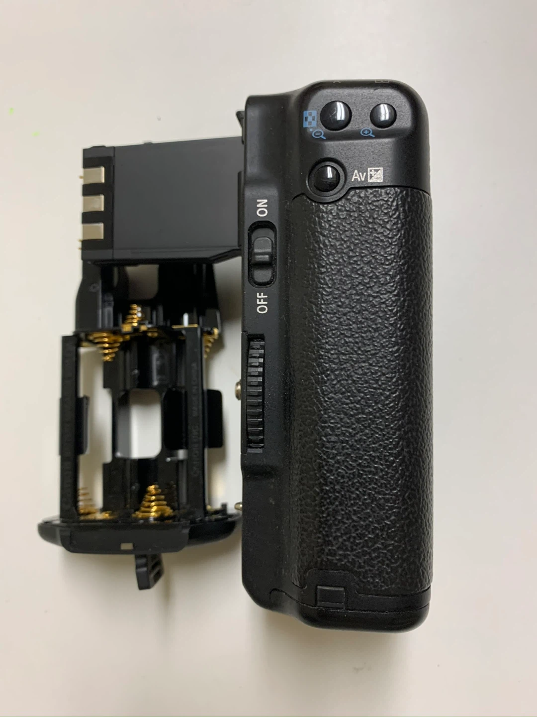 Canon BG-E3 Battery Grip for EOS DSLR Cameras - photo 2