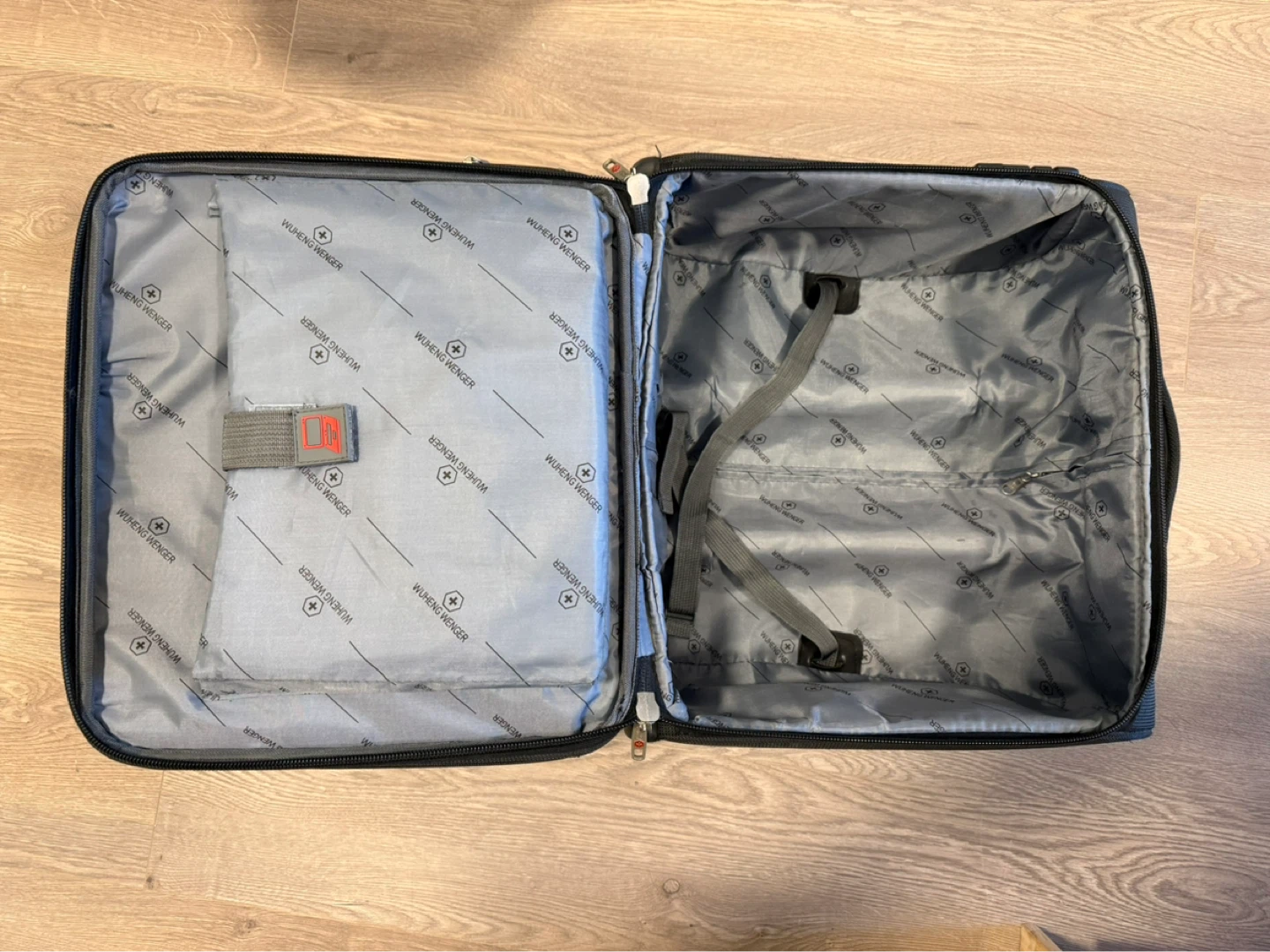 Victorinox Swiss Army 16-Inch Carry-On Spinner Suitcase - photo 2