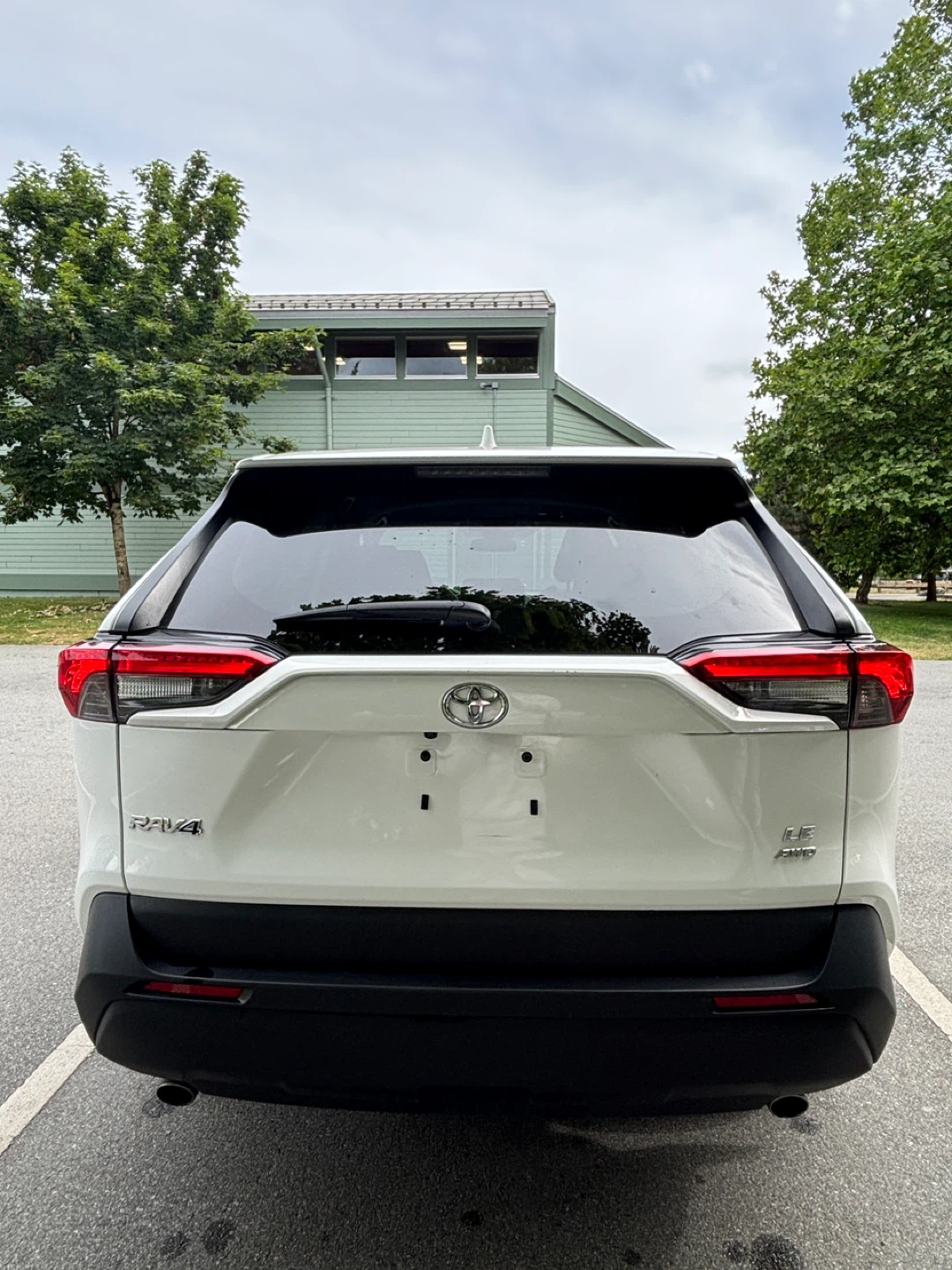 White Toyota RAV4 LE - photo 4