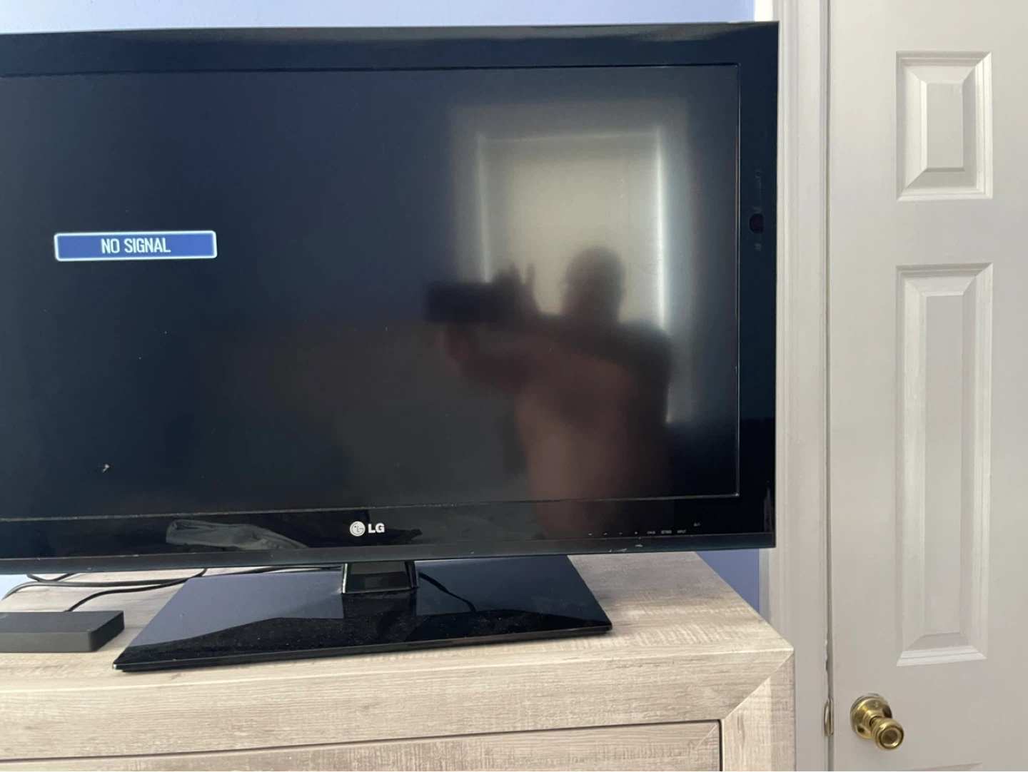 3-Tier Black Glass TV Stand and 40” LG DISPLAYS V - photo 2