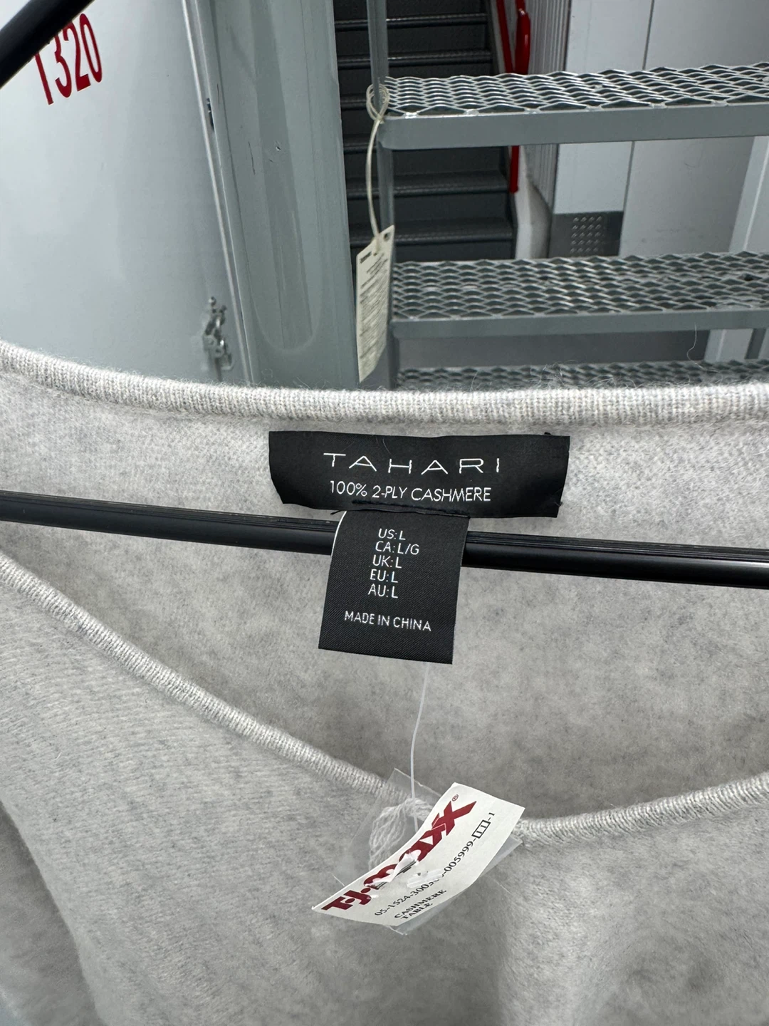 Tahari 100% 2-Ply Cashmere V-Neck Sweater - photo 3
