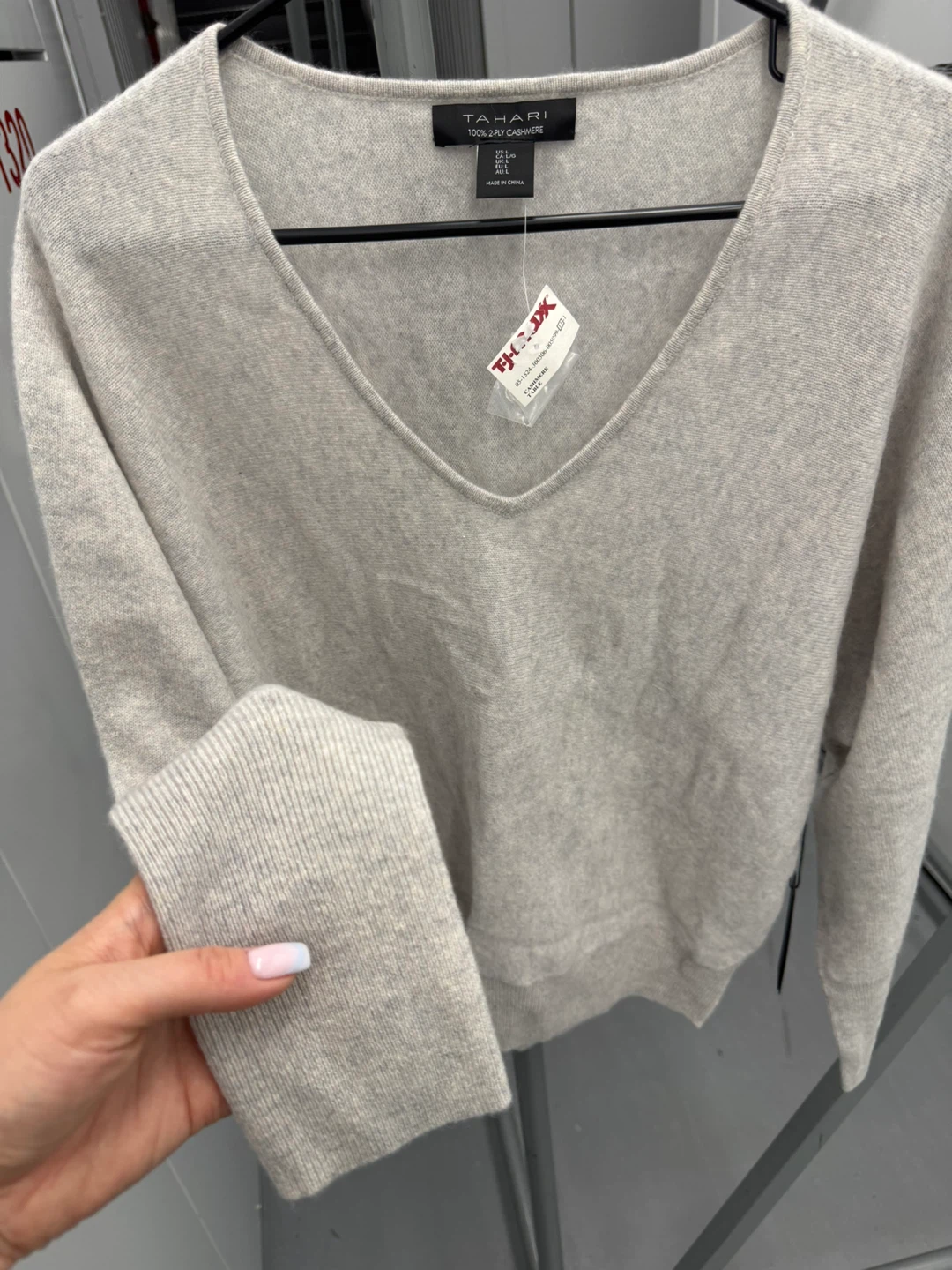 Tahari 100% 2-Ply Cashmere V-Neck Sweater - photo 2