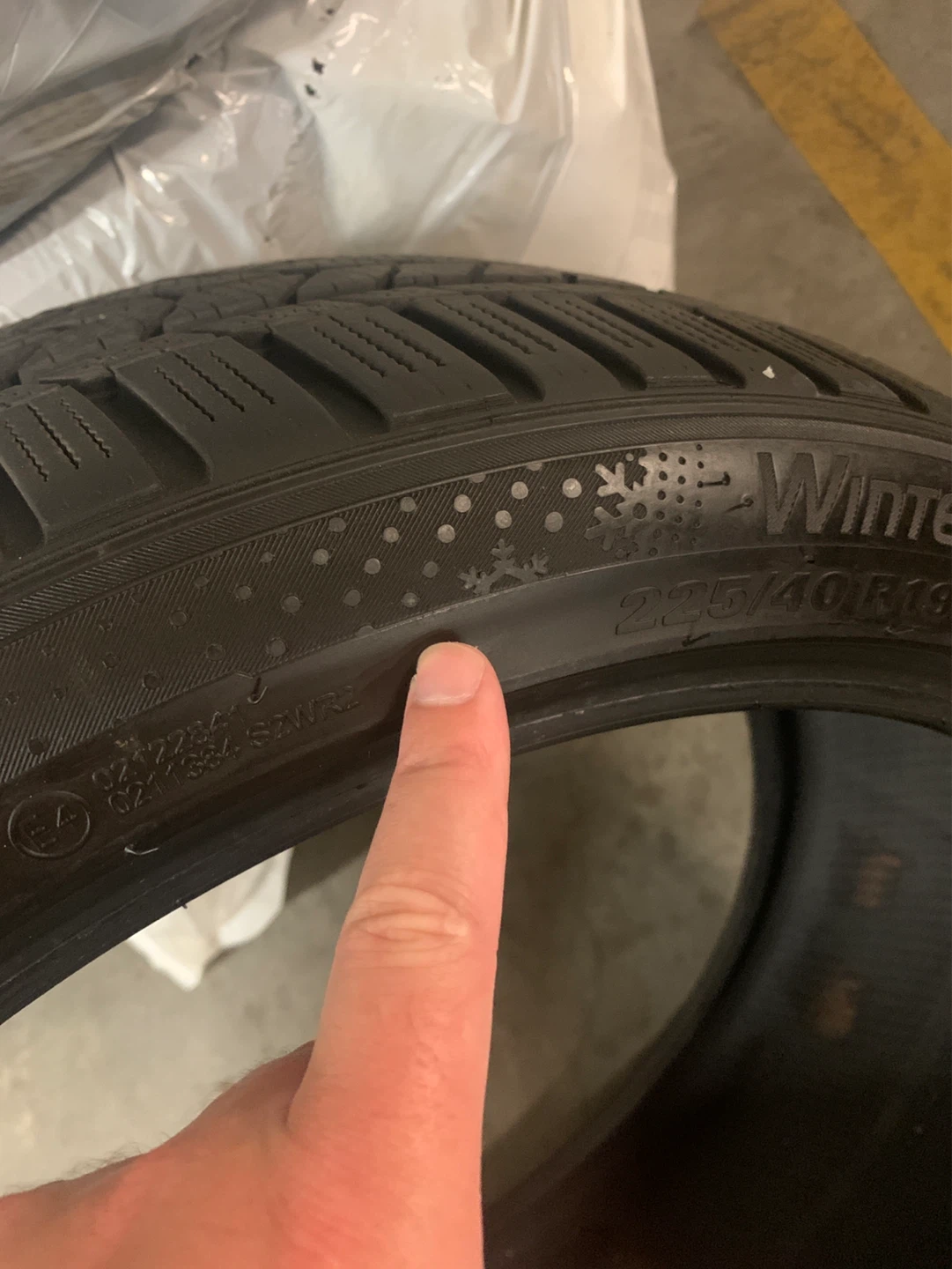 Kumho Wintercraft WP72 Tire 225/40R19 93V - photo 4