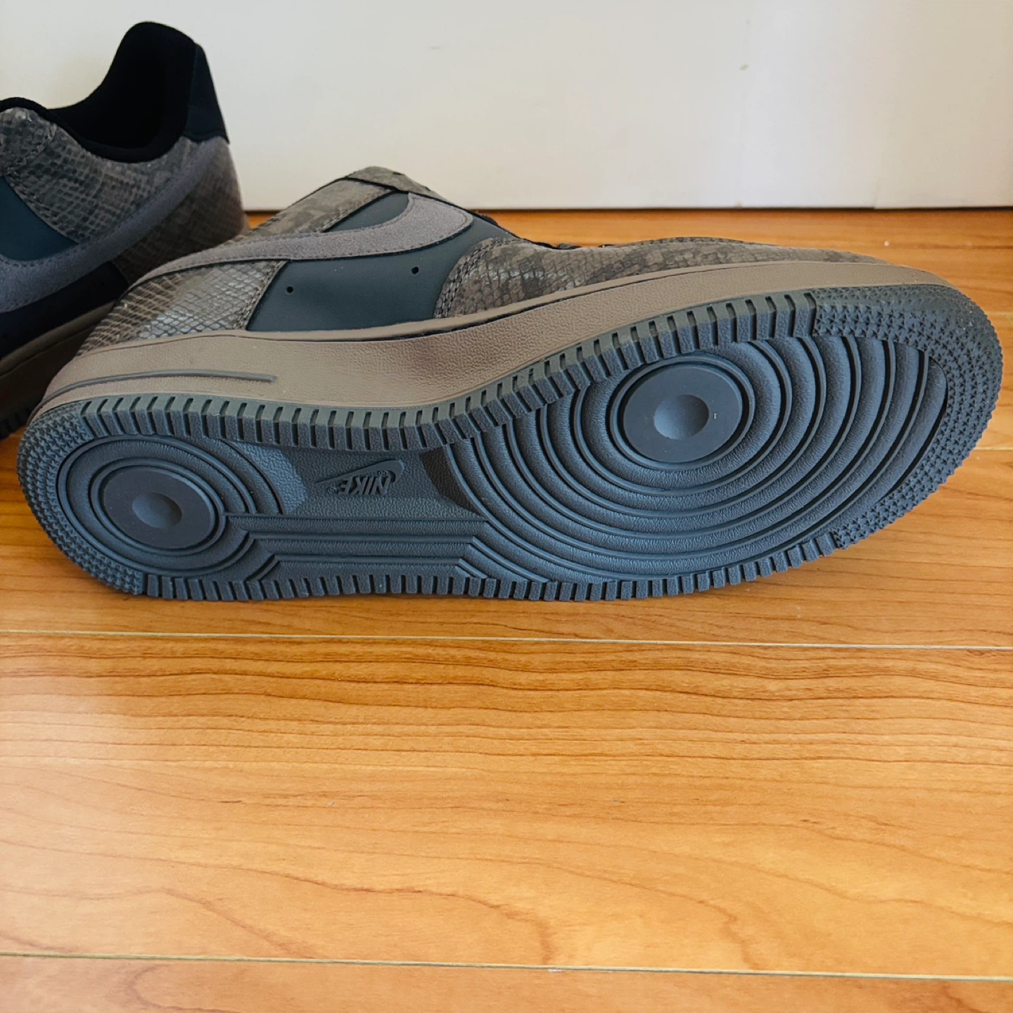 *New* Nike Air Force 1 Low Off Noir Snakeskin Sneakers - photo 4