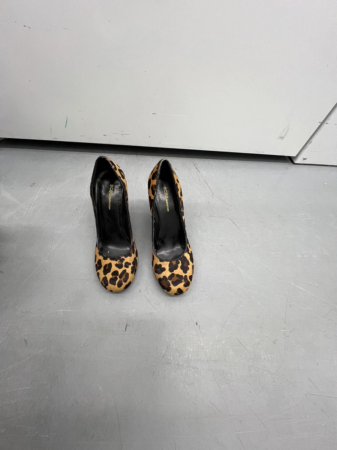 BCBG Max Azria Leopard Print Wedge Heels Size 7.5 - photo 2