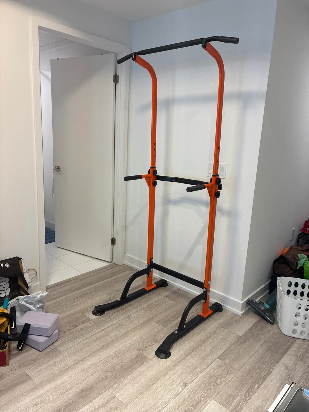 Adjustable height Pull-Up and dip Station