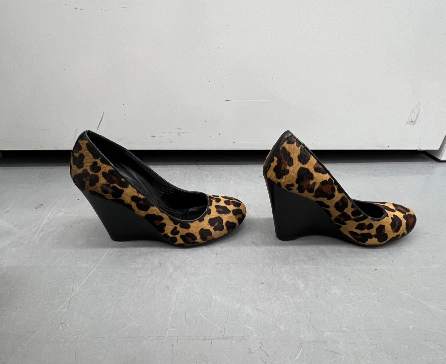 BCBG Max Azria Leopard Print Wedge Heels Size 7.5 - photo 5