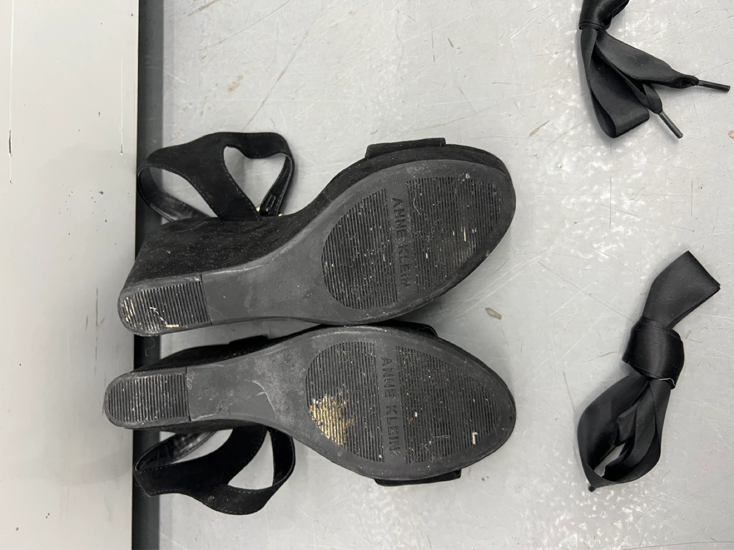 Anne Klein Black Suede Wedge Sandals with Bows Size 7.5 - photo 3