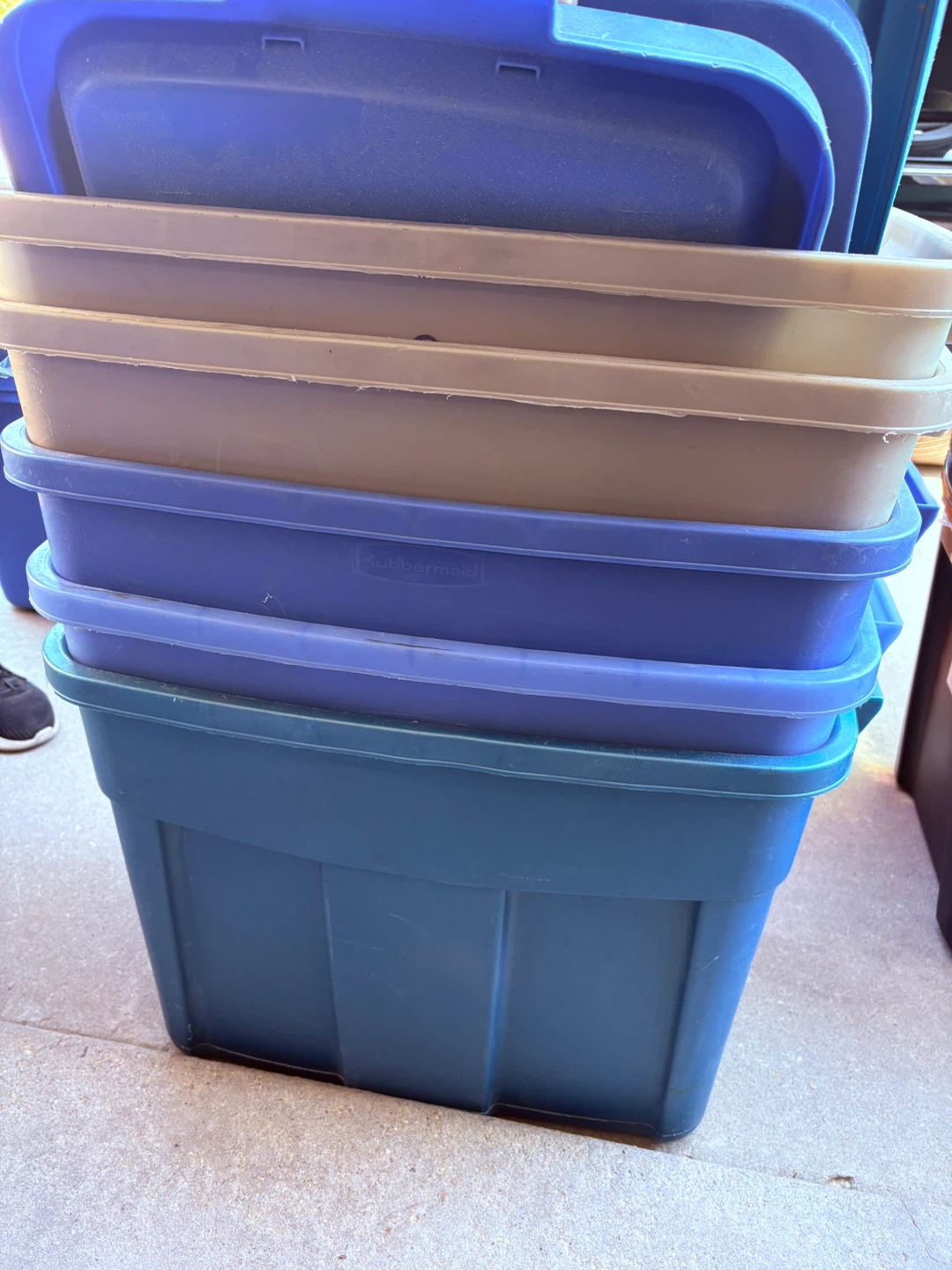 Rubbermaid Storage Totes with Lids