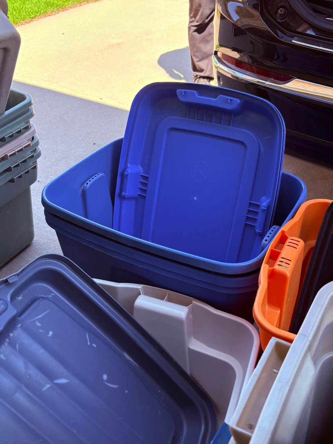 Rubbermaid Storage Totes with Lids - photo 2