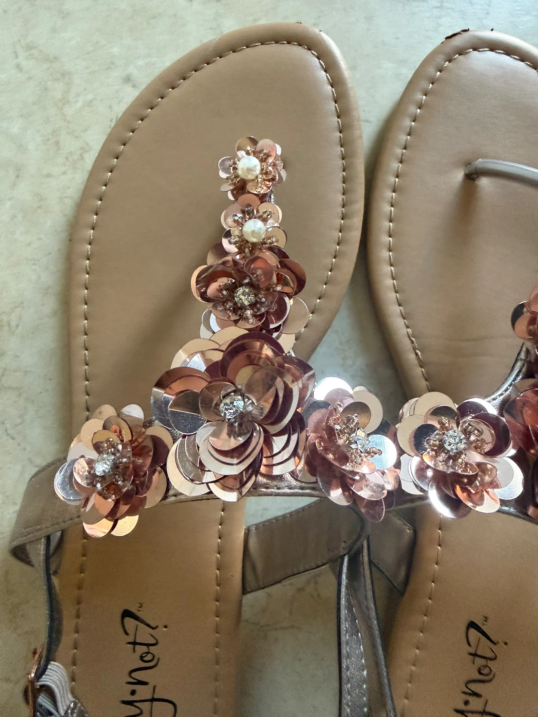 Y-Not? Blossom Thong Sandals - Size 9M - photo 3