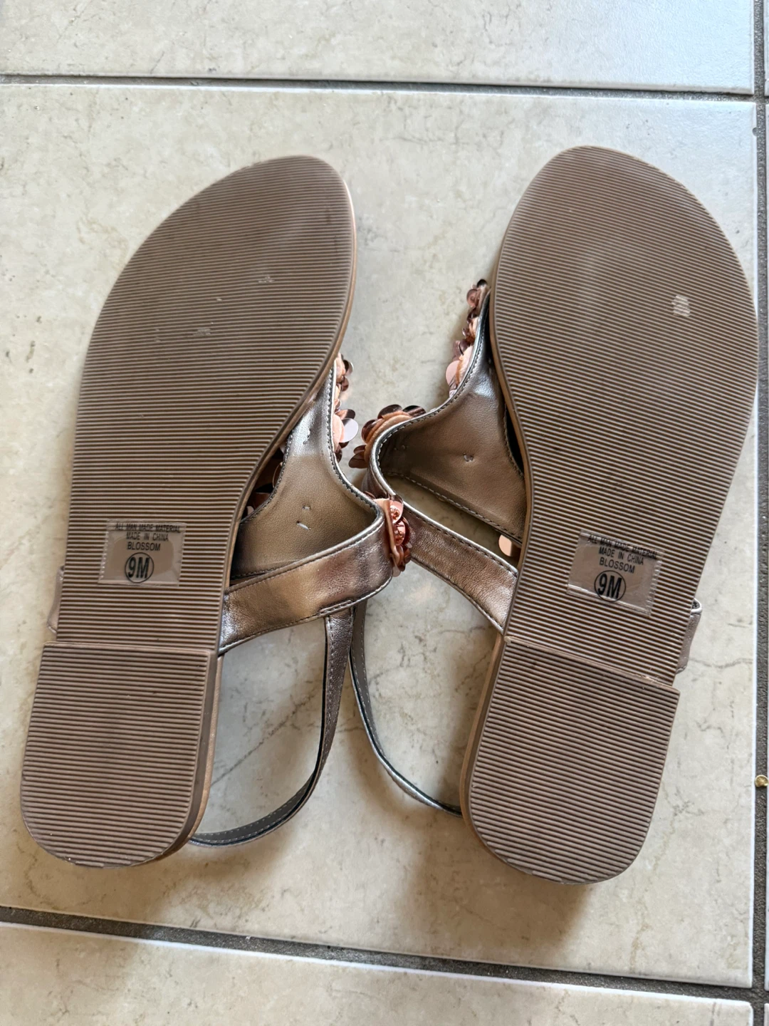 Y-Not? Blossom Thong Sandals - Size 9M - photo 5