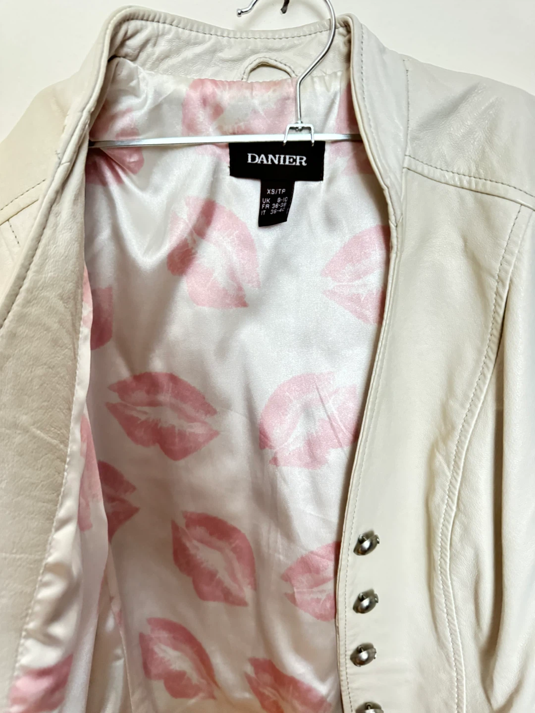 DANIER off white Leather Jacket with Kiss Print Lining - photo 3